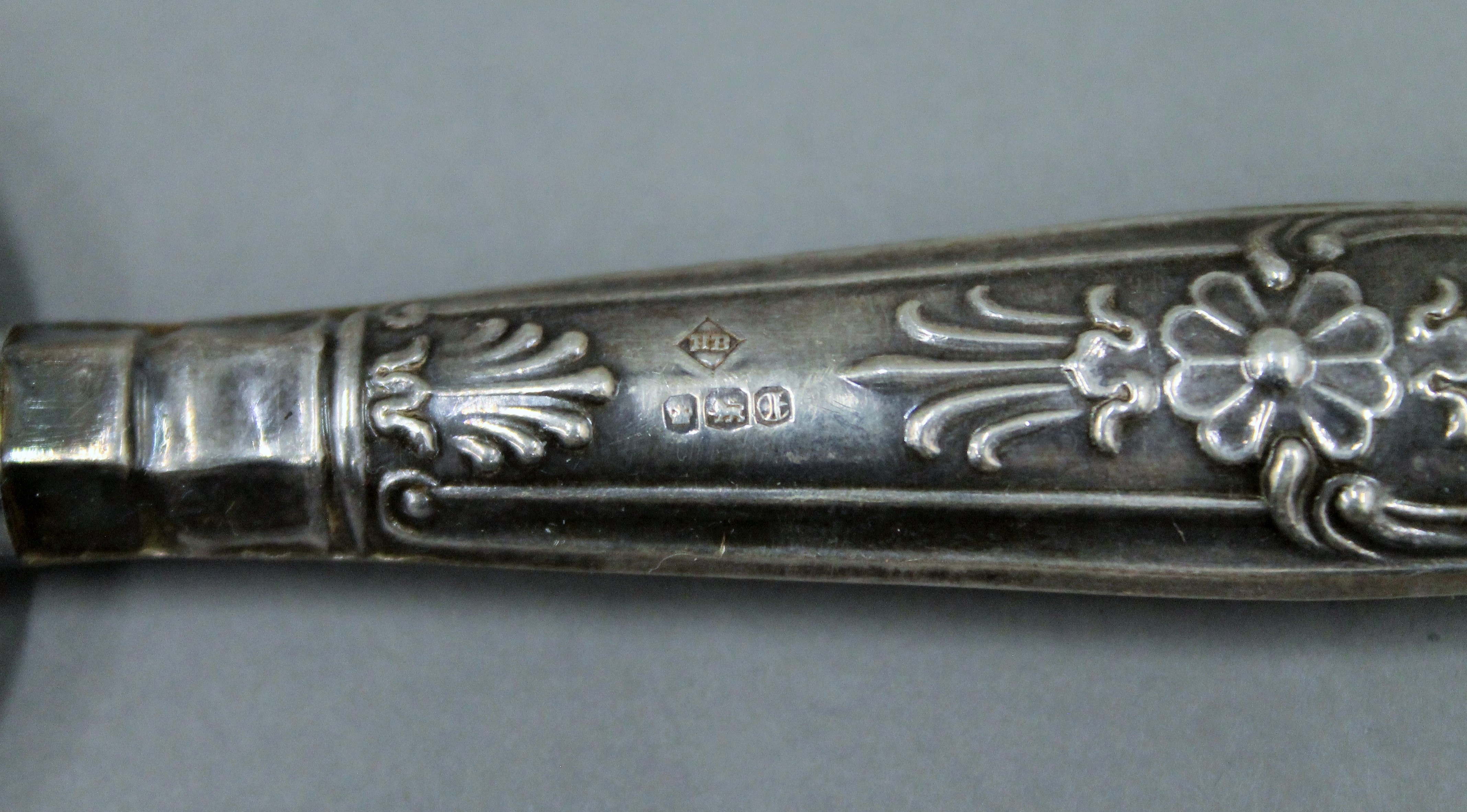 A silver handled cake knife. - Image 5 of 5