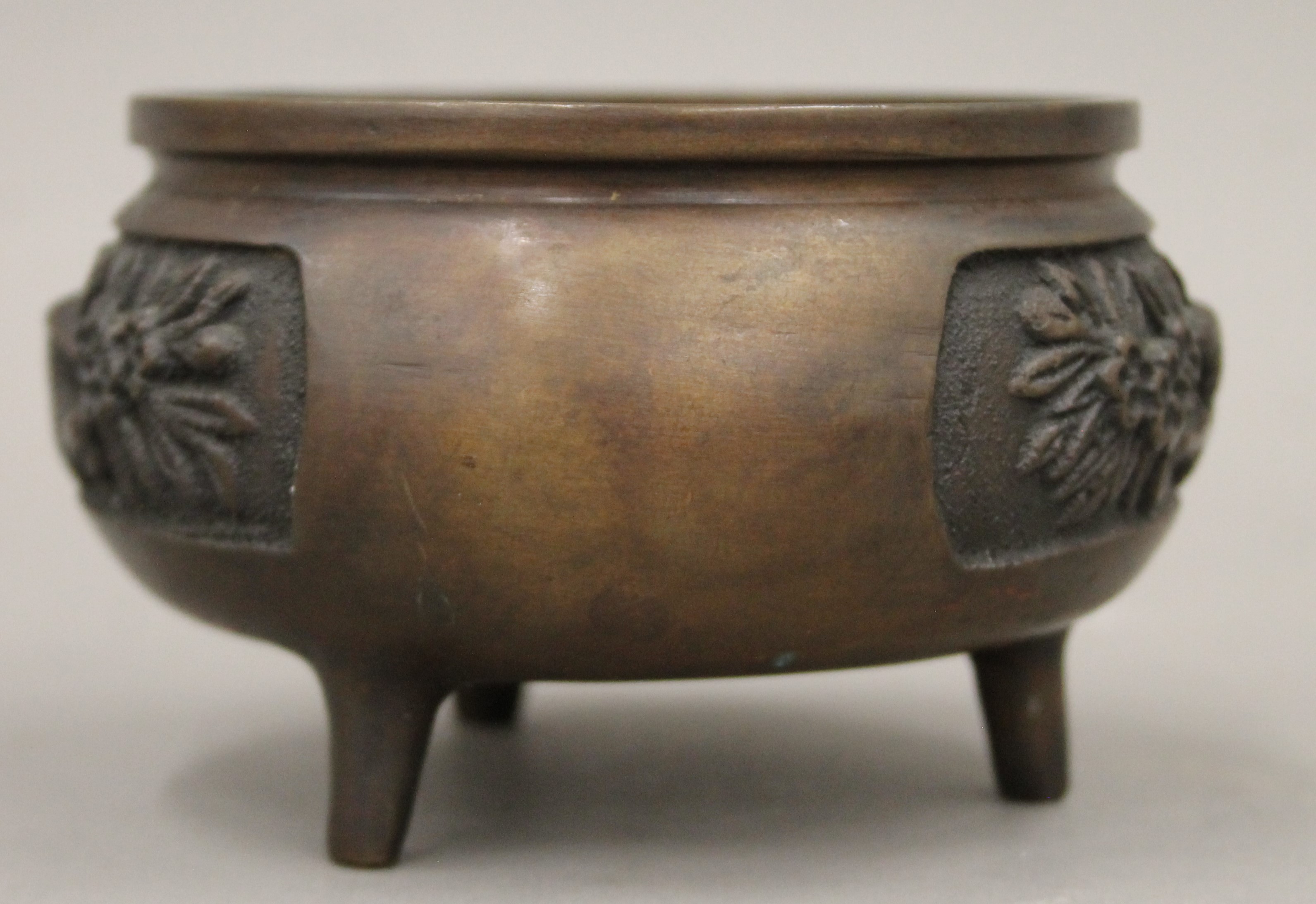 A Chinese bronze censer. 11 cm diameter. - Image 2 of 4
