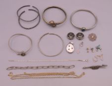 A quantity of silver and white metal jewellery.