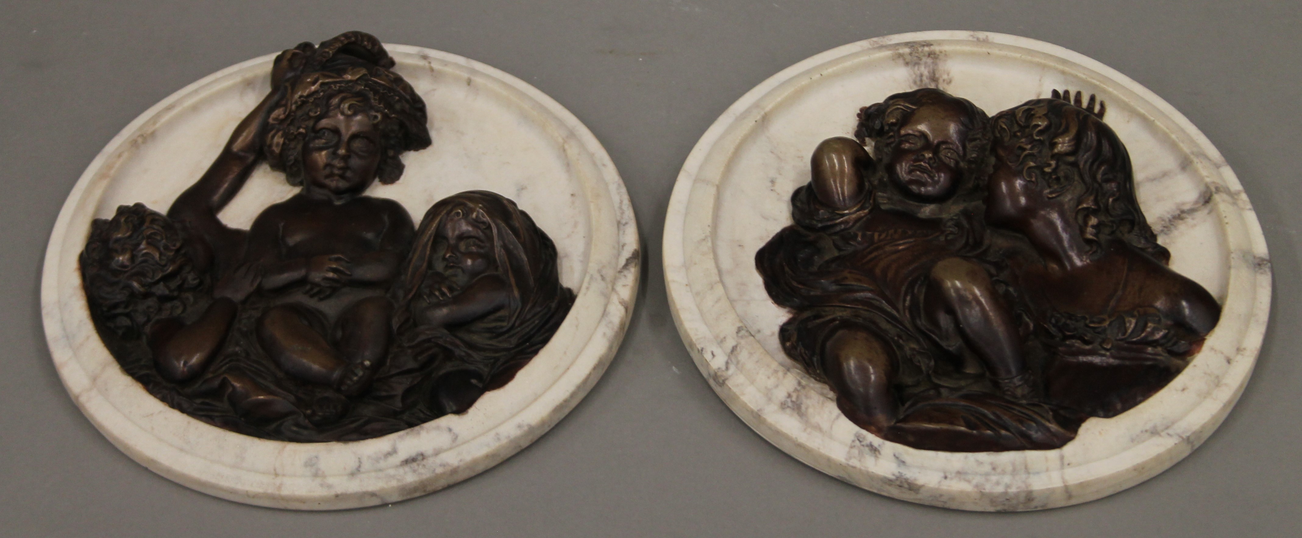 A pair of classical style plaques. 18 cm diameter.