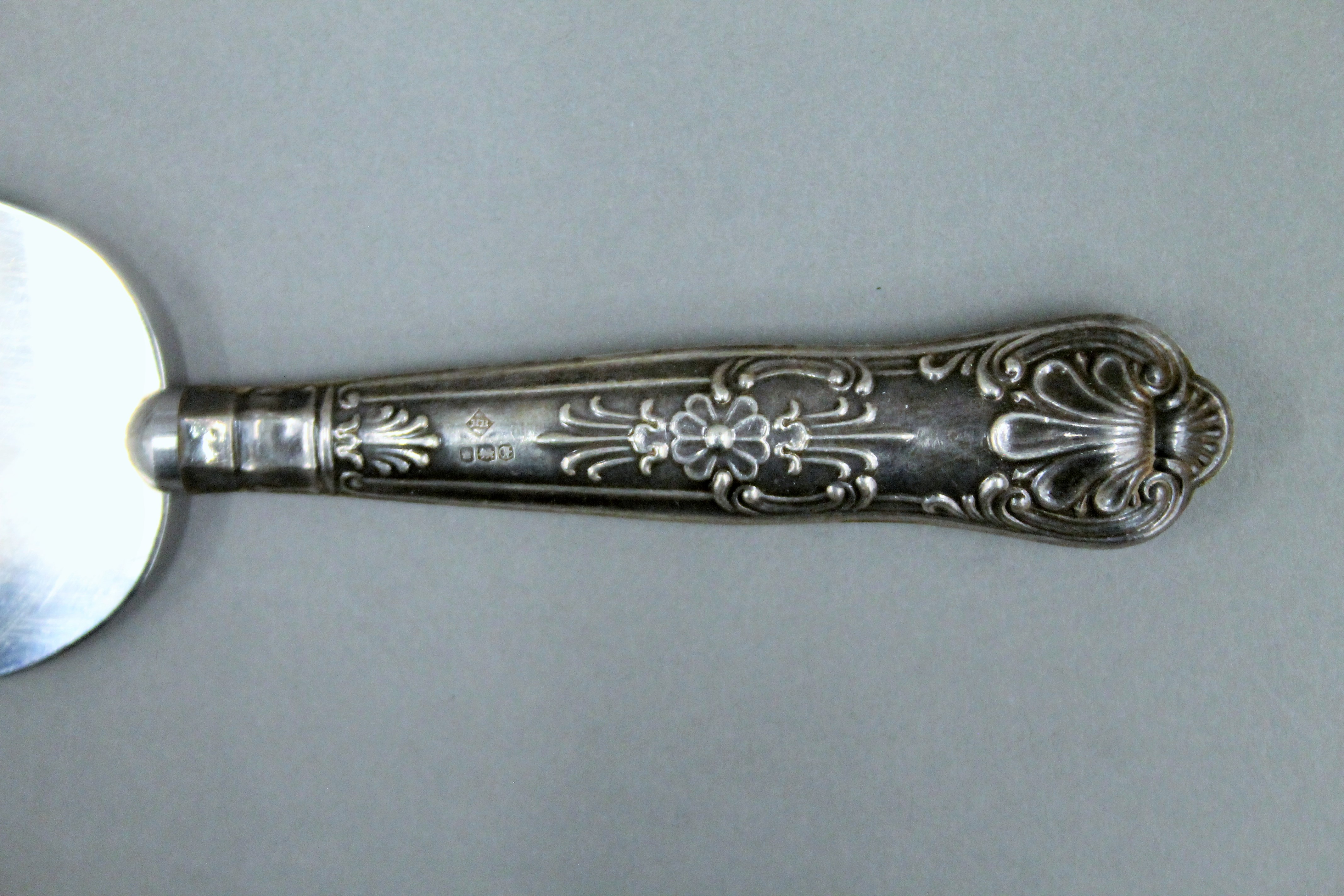 A silver handled cake knife. - Image 3 of 5