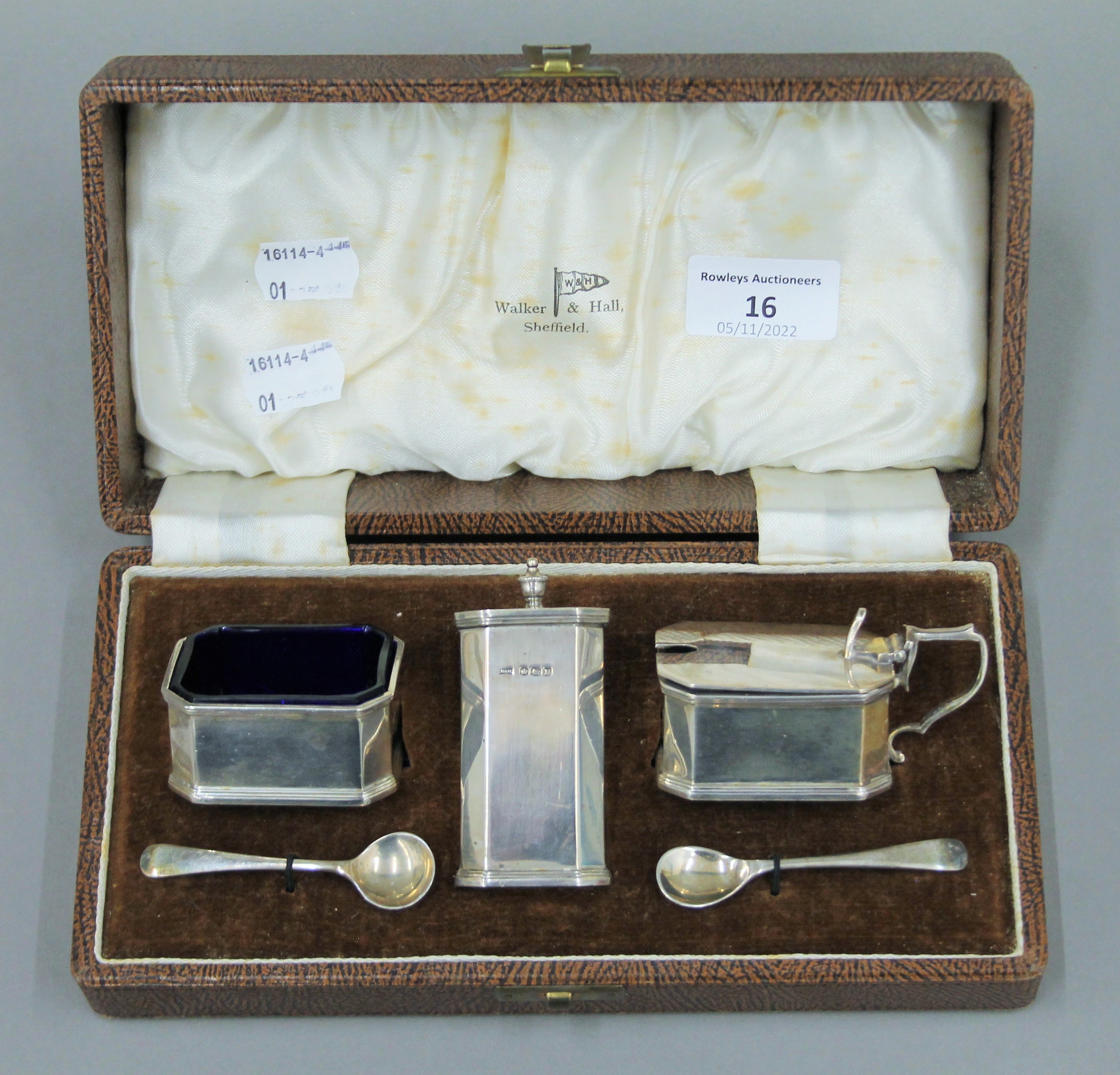 A Walker & Hall cased silver cruet set (lacking one liner). 183.7 grammes.