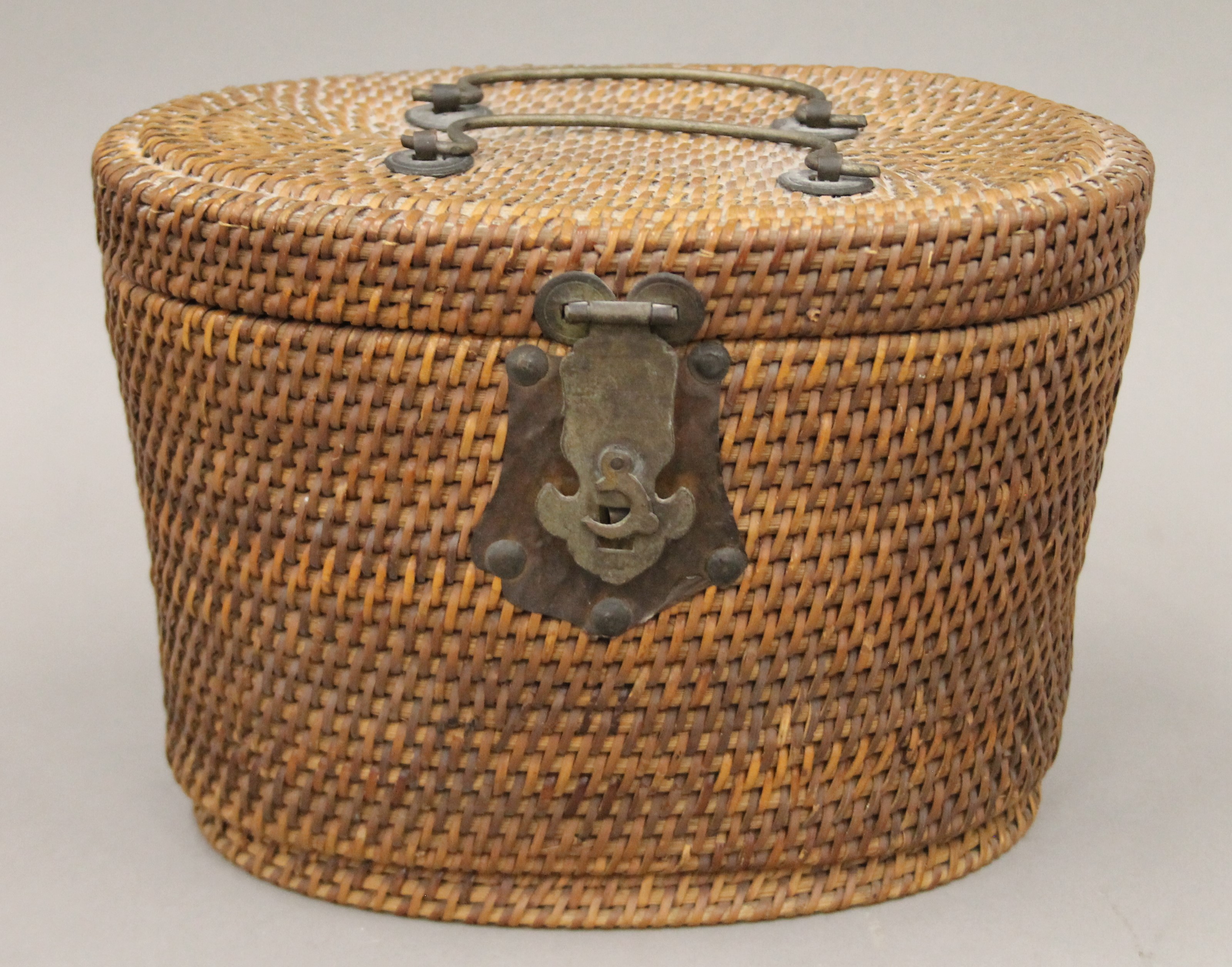 A late 19th/early 20th century Chinese teapot and two tea bowls, housed in a basket. - Image 8 of 11