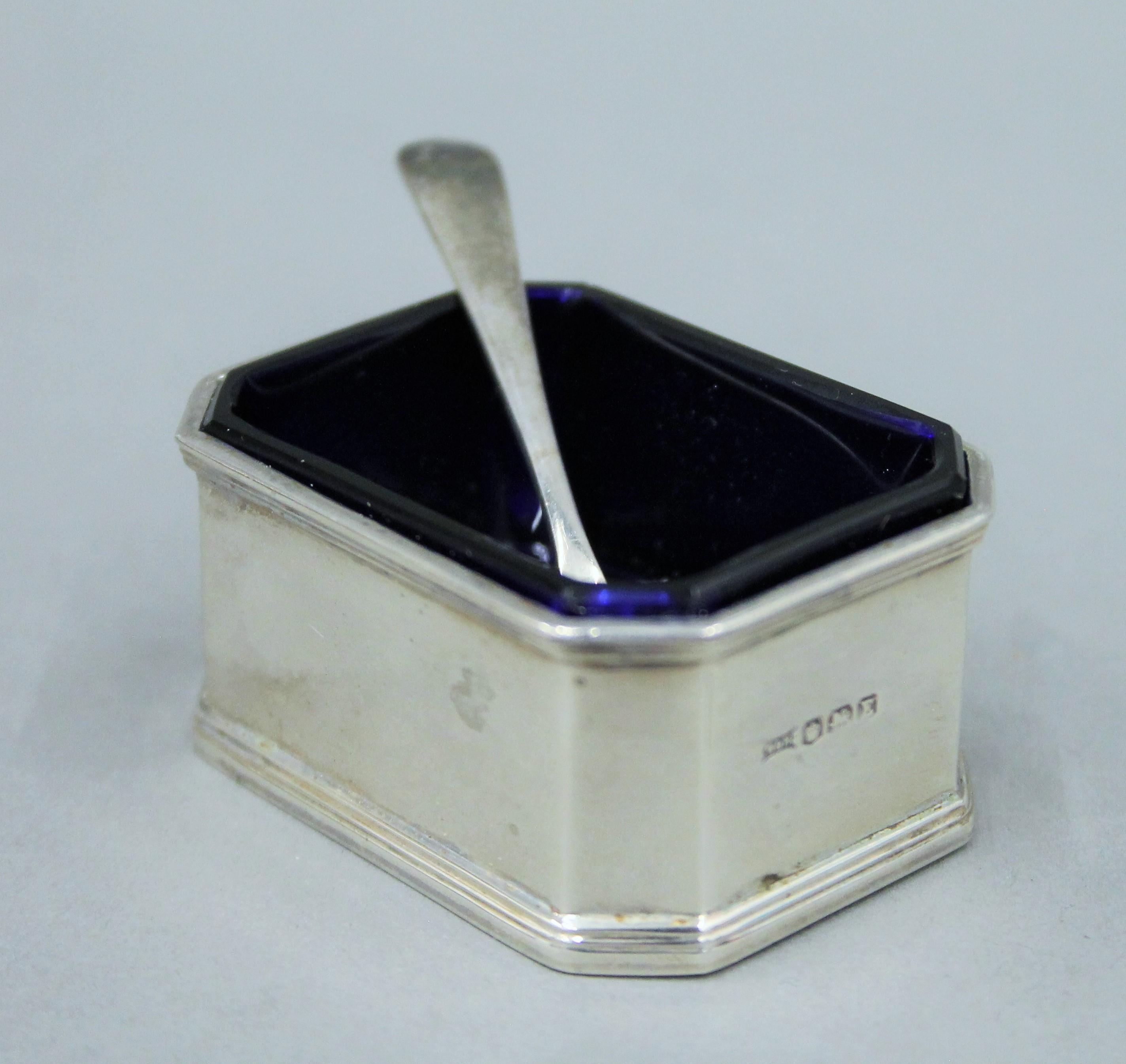A Walker & Hall cased silver cruet set (lacking one liner). 183.7 grammes. - Image 9 of 11