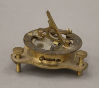 A brass compass. 8 cm wide.