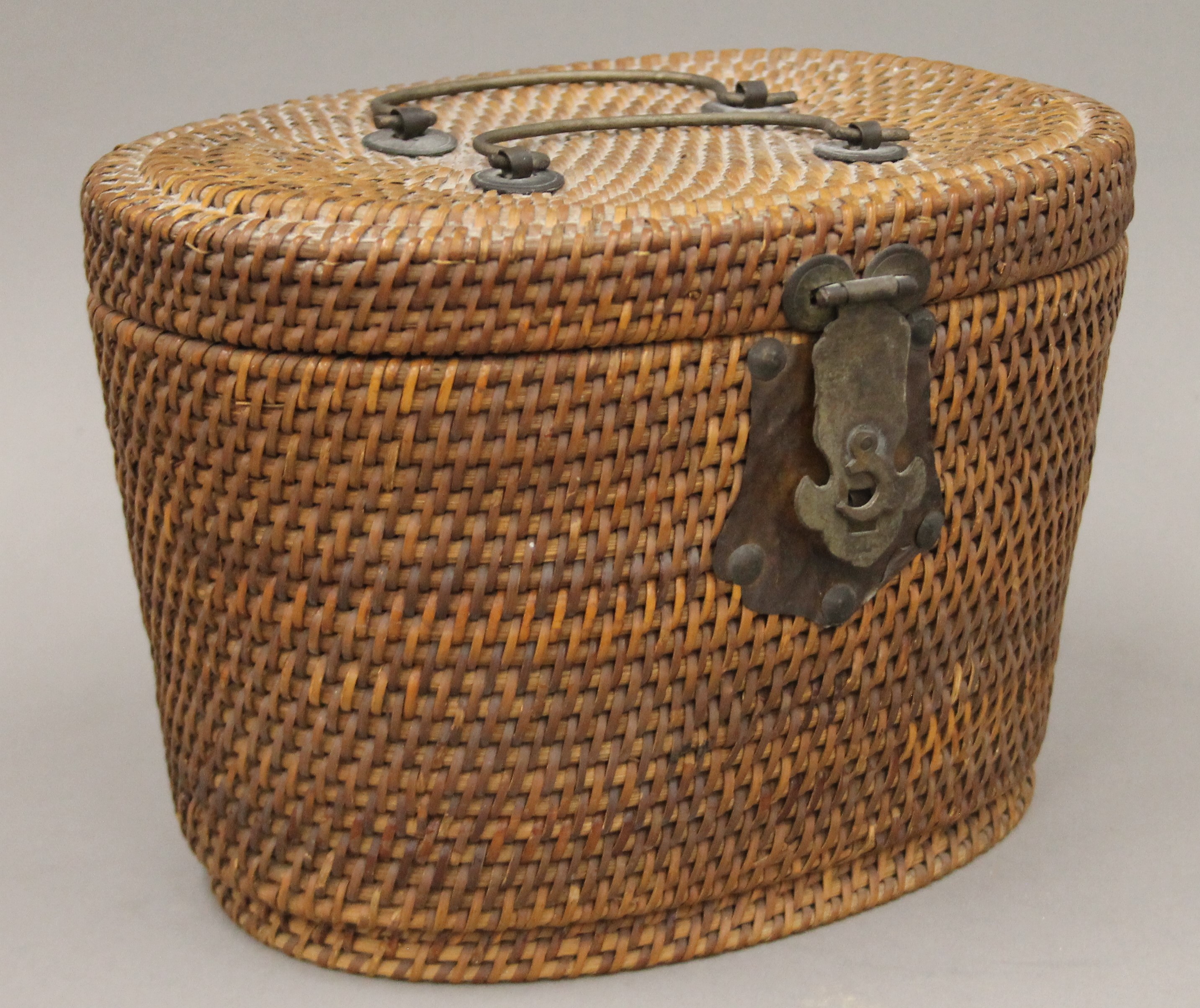 A late 19th/early 20th century Chinese teapot and two tea bowls, housed in a basket. - Image 9 of 11