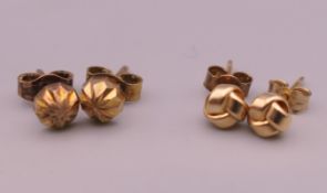 Two pairs of 9 ct gold stud earrings. Each 4 mm in diameter. 0.9 grammes.