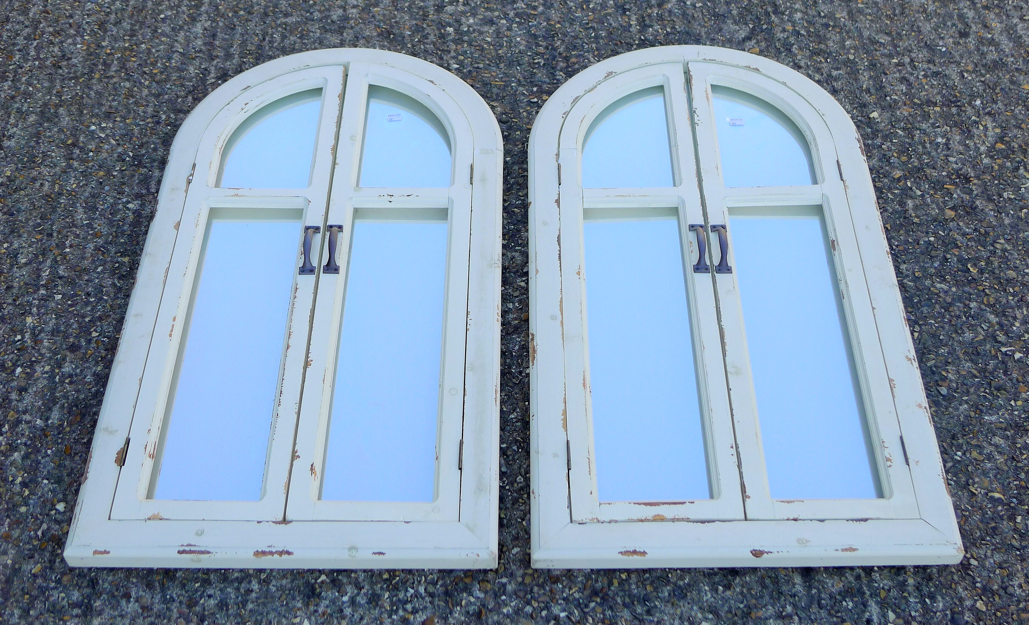 A pair of white arched shutter mirrors. 101 cm high. - Image 2 of 3