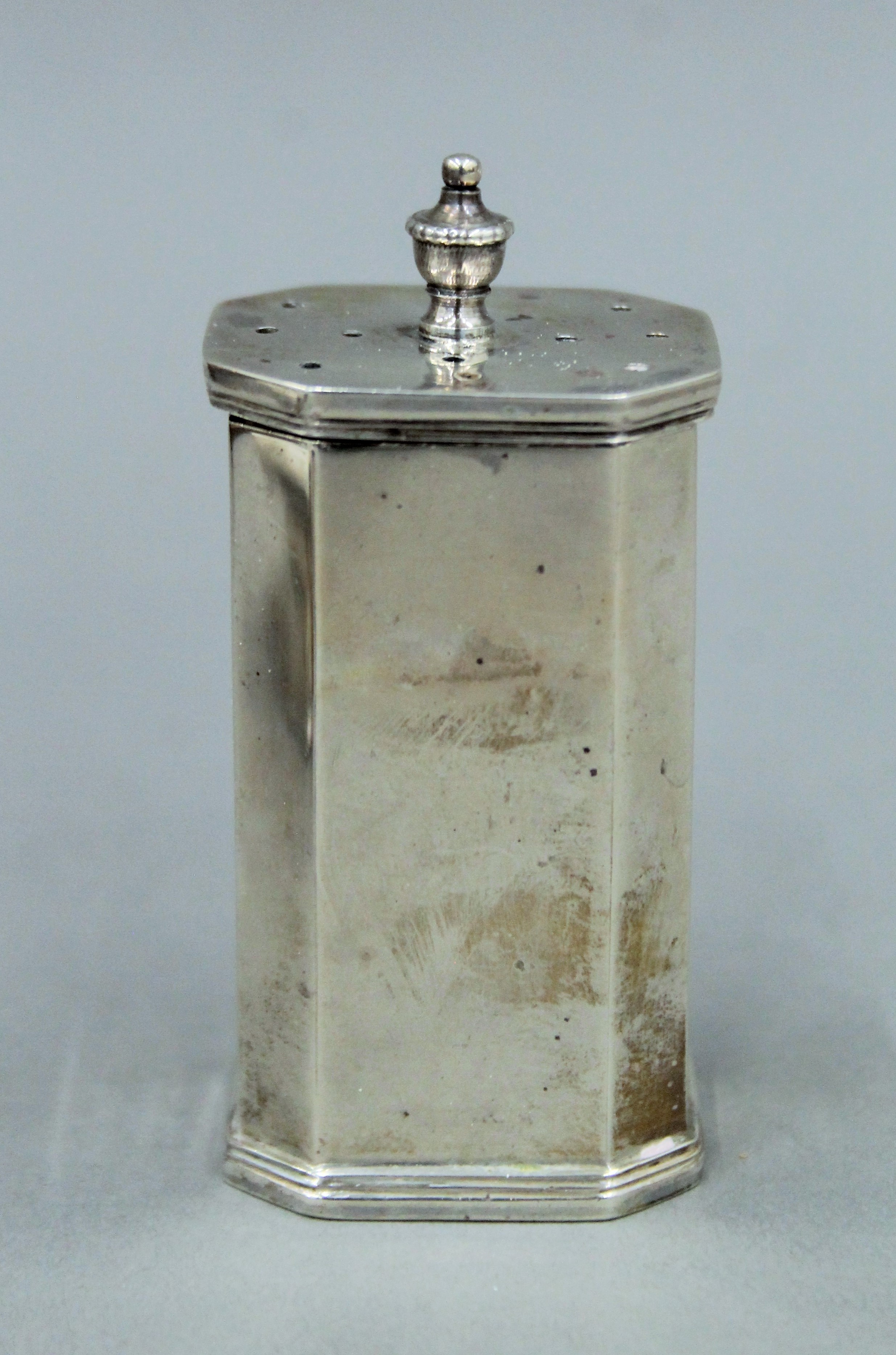 A Walker & Hall cased silver cruet set (lacking one liner). 183.7 grammes. - Image 4 of 11