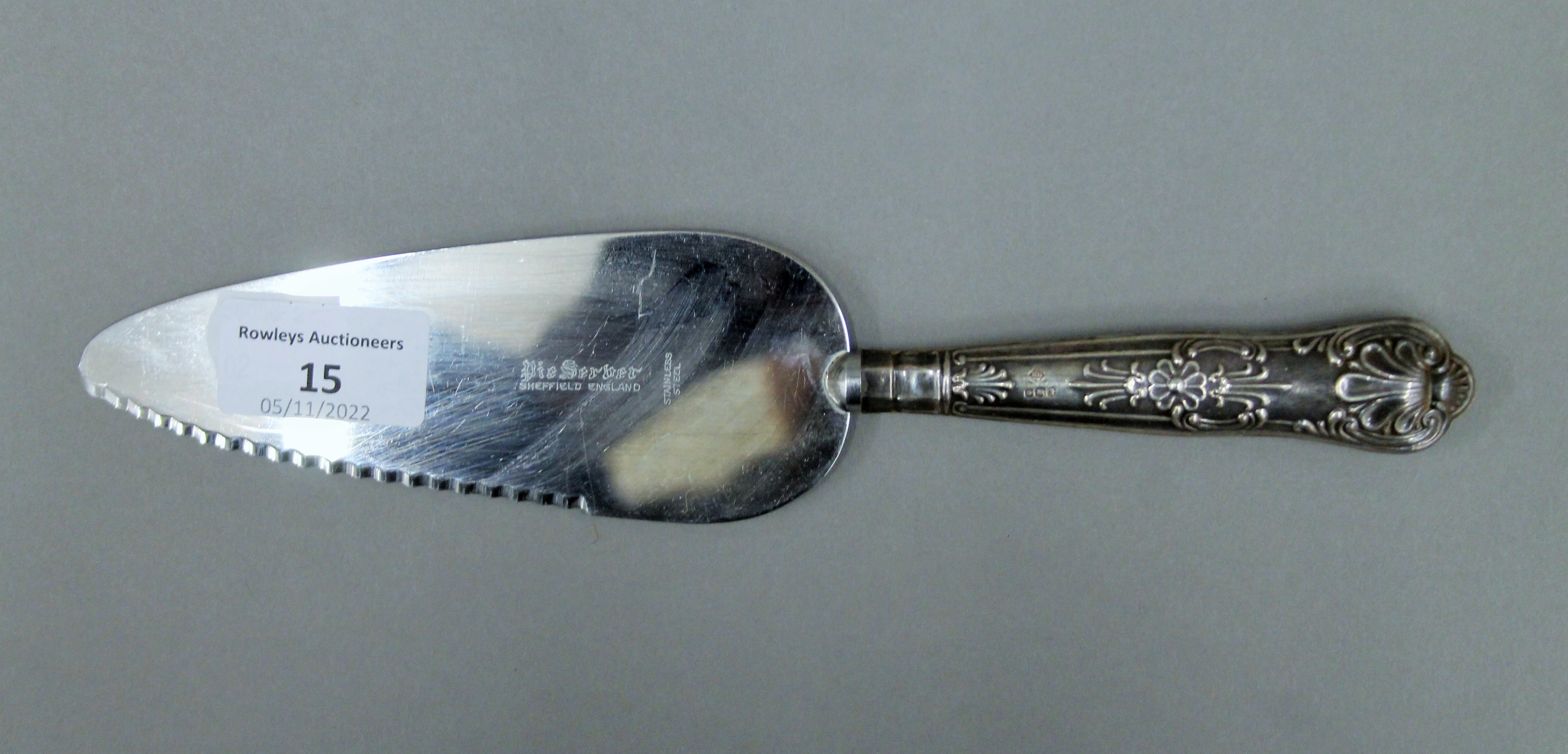 A silver handled cake knife. - Image 2 of 5