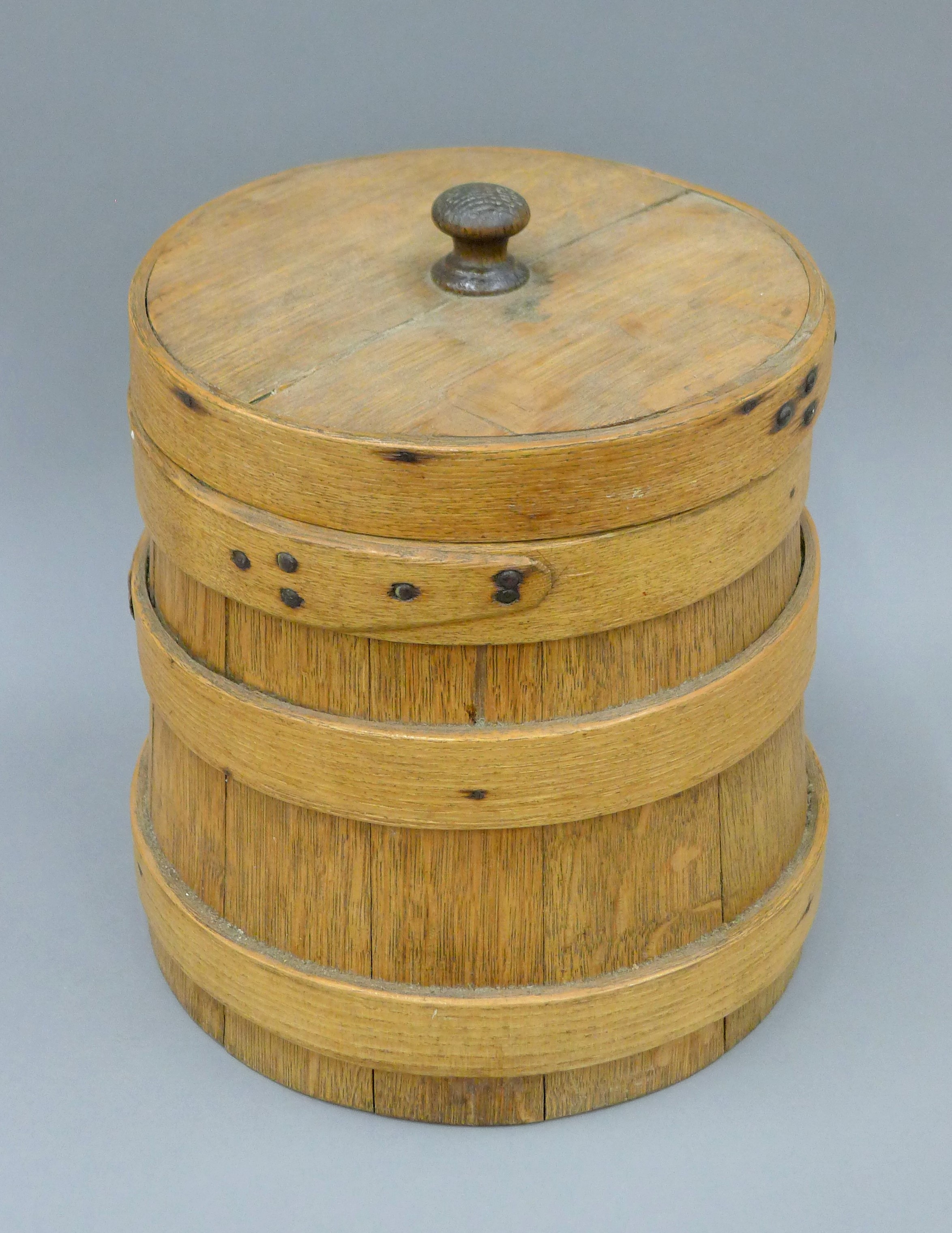 A vintage wooden band box. 28 cm high. - Image 2 of 3