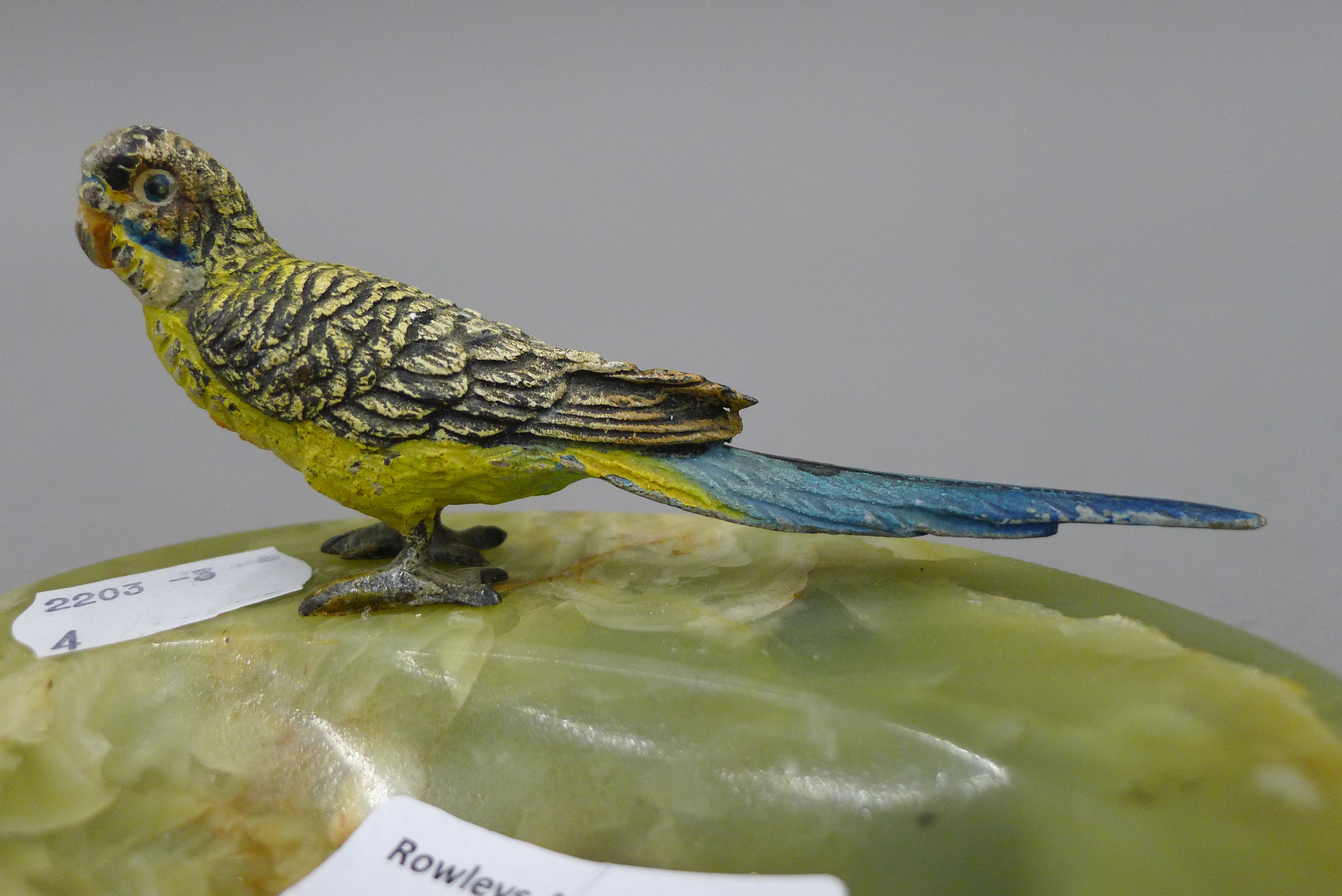 An onyx ash tray surmounted with a cold painted model of a budgerigar. 12 cm wide. - Image 3 of 3