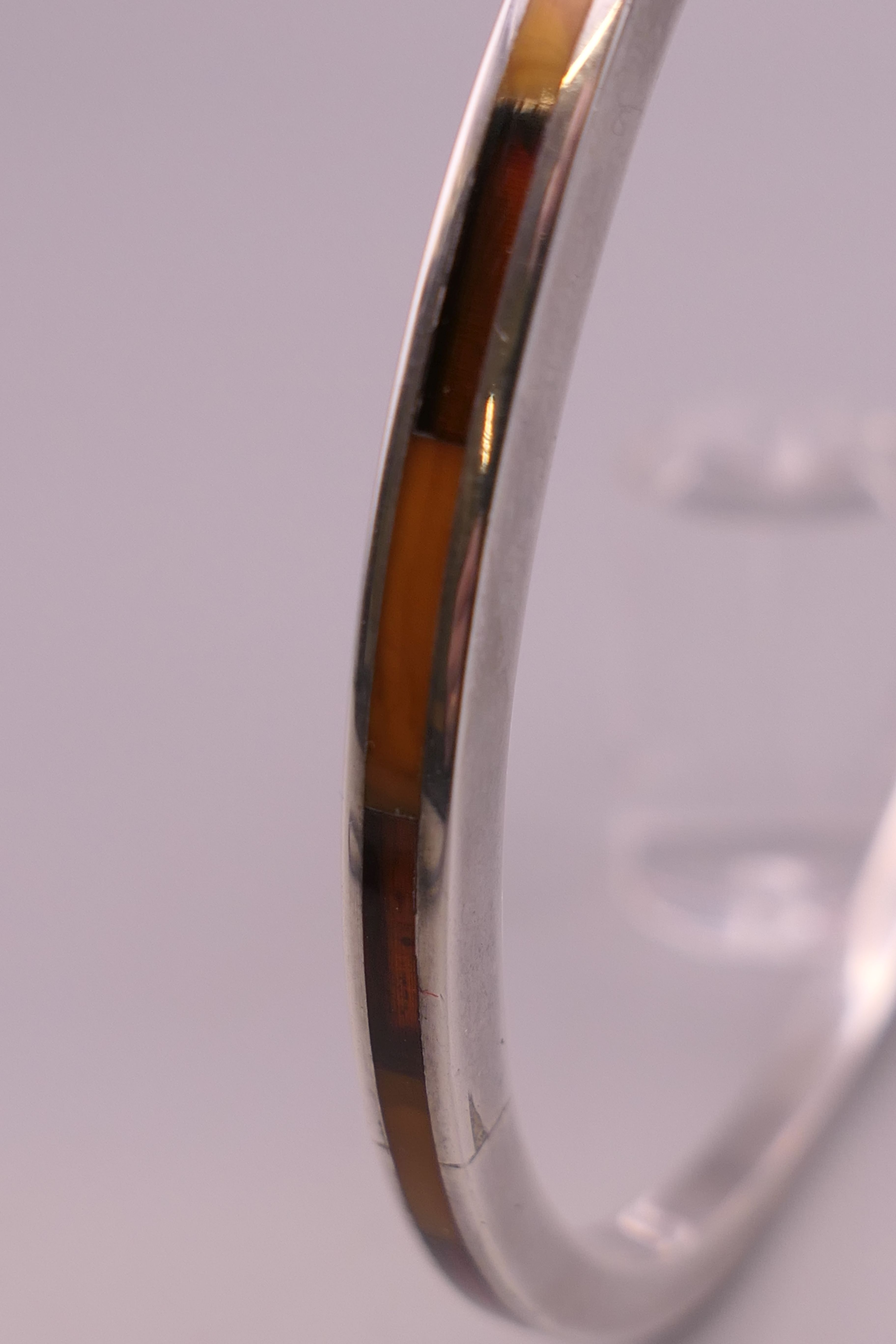 A silver and amber bangle. 7.5 cm inner diameter. - Image 4 of 4