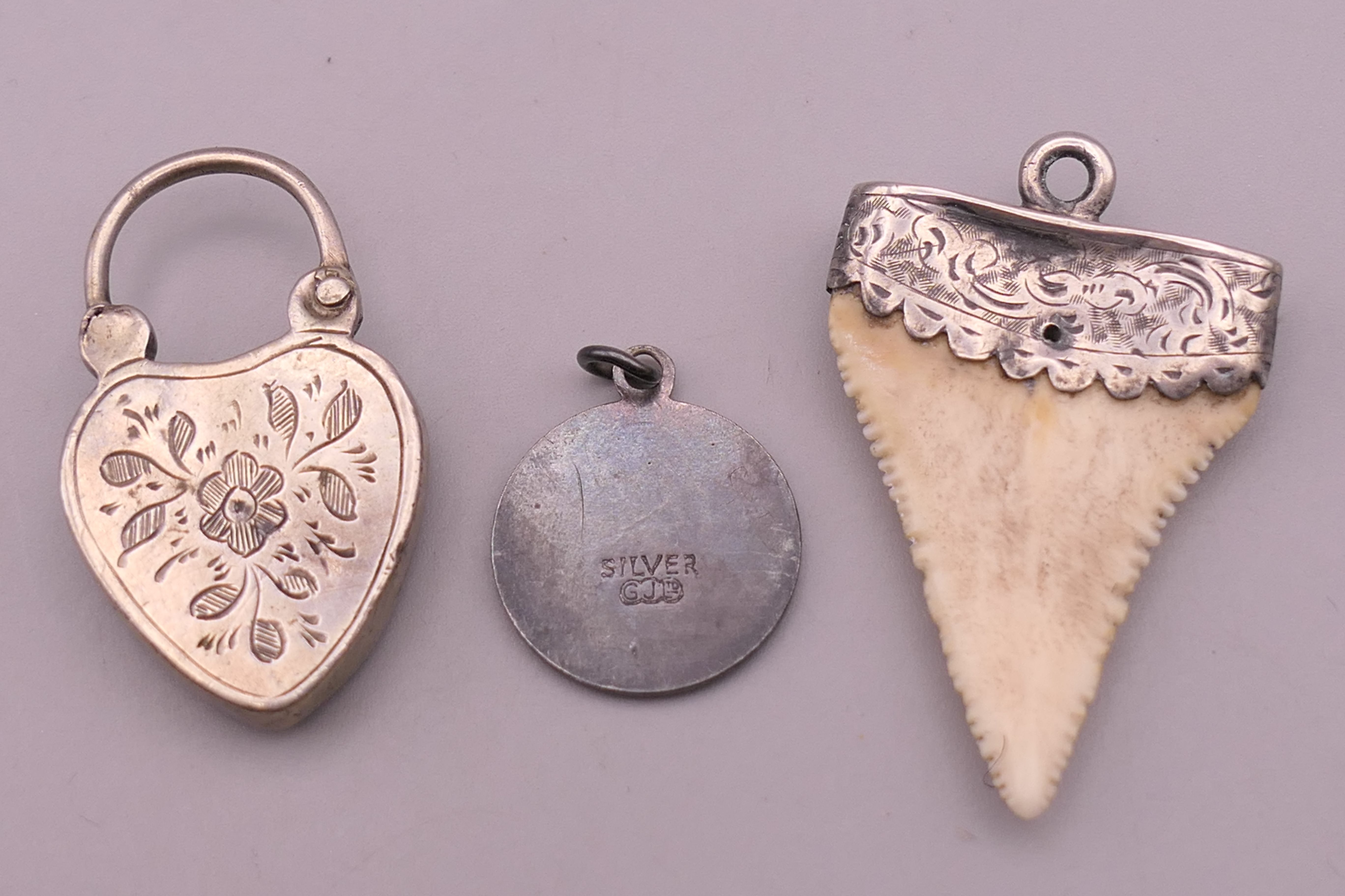 Two vestas, silver penknife, pendants etc. Silver vesta 4 cm high. - Image 7 of 14