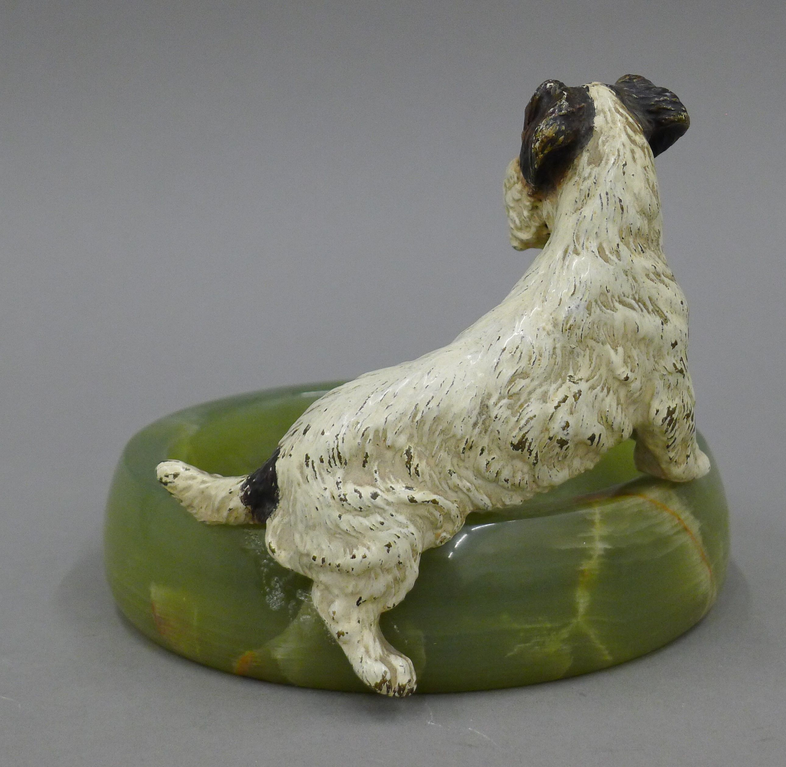 An onyx ash tray surmounted with a cold painted model of a terrier. 12 cm high overall. - Image 3 of 4