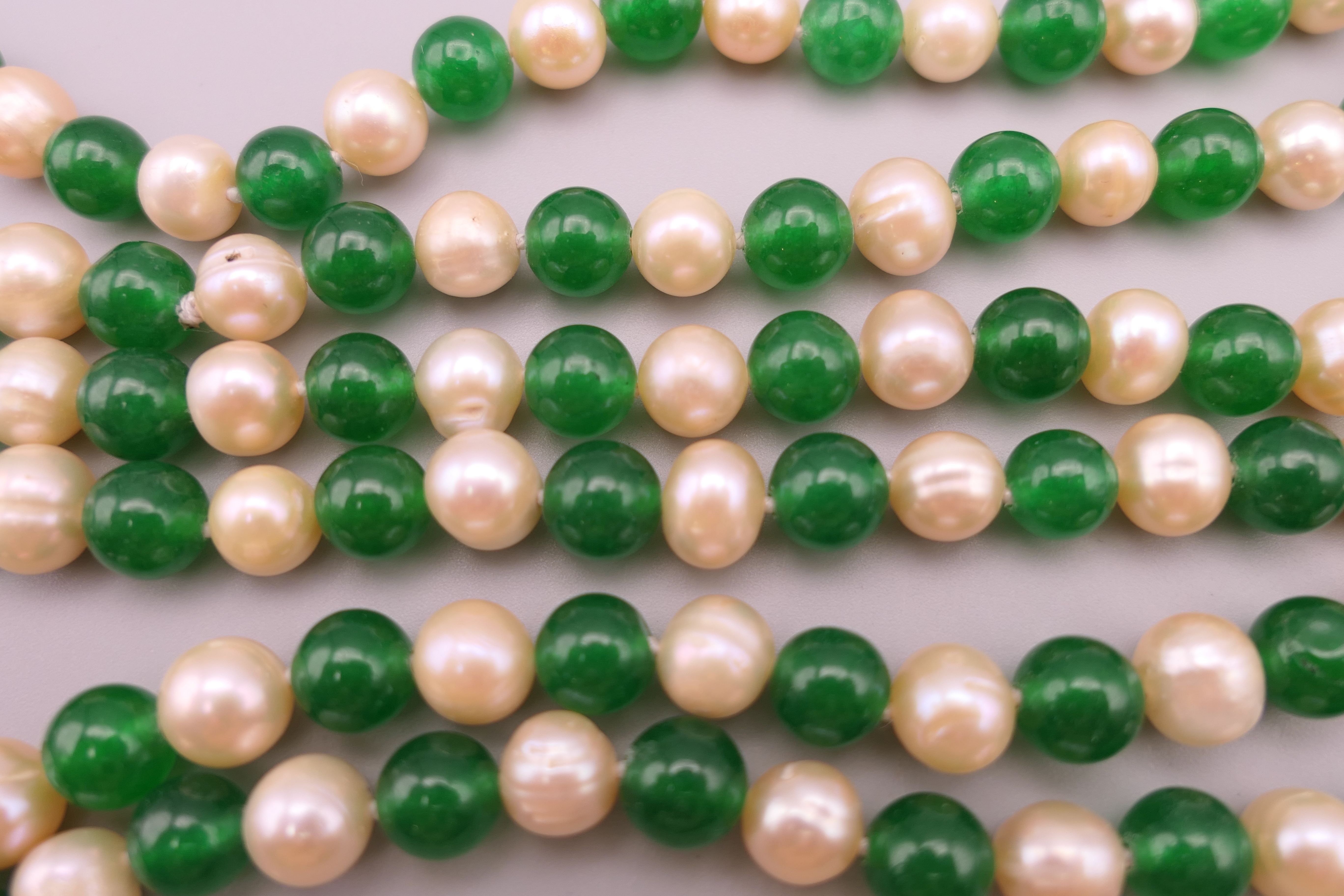 A jade and pearl necklace. Approximately 120 cm long. - Image 2 of 3