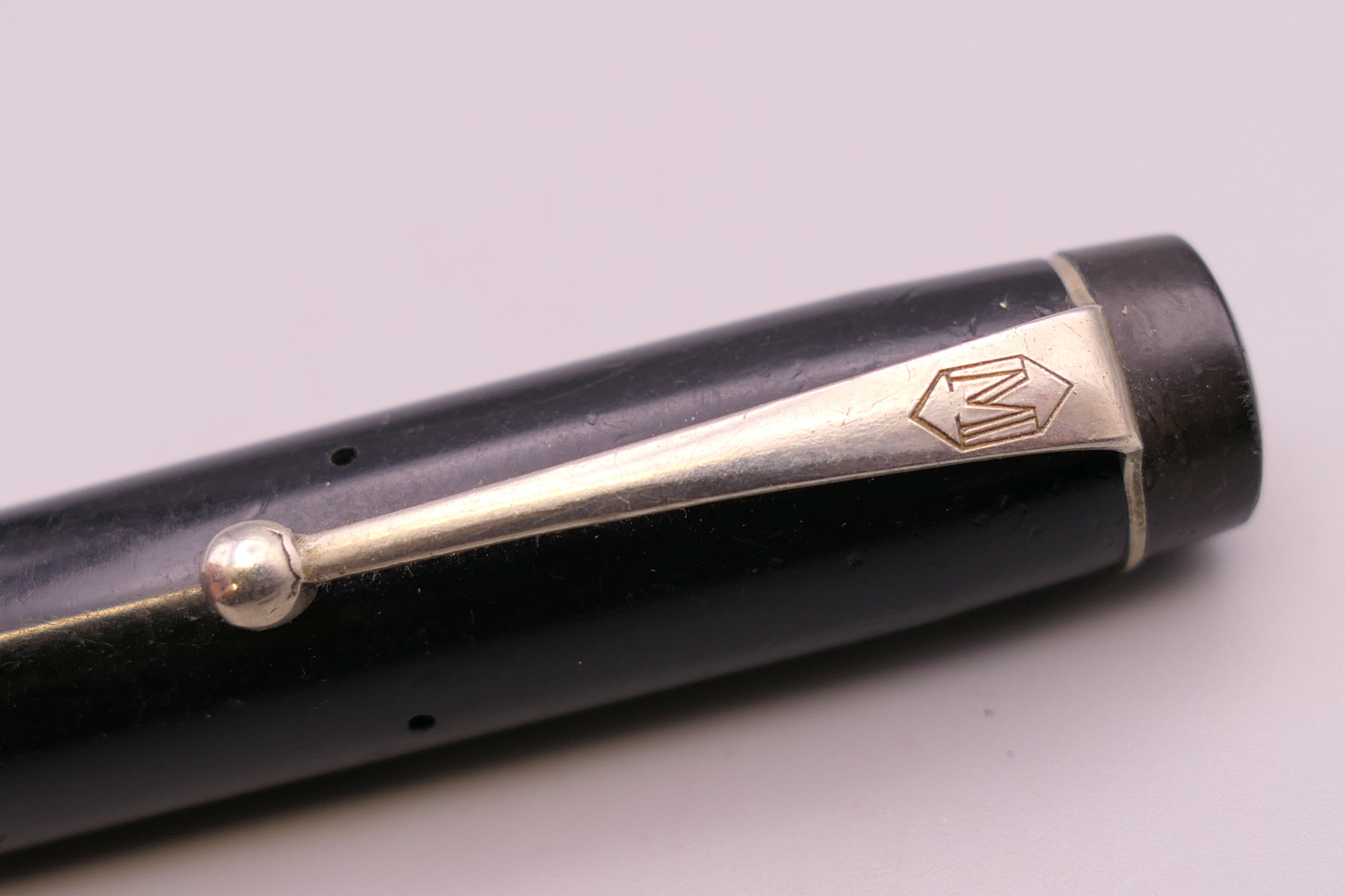 A 9 K gold chain (3.2 grammes), a stick pin and a fountain pen with a 14 K gold nib. - Image 6 of 8
