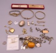 A quantity of various jewellery.