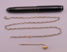 A 9 K gold chain (3.2 grammes), a stick pin and a fountain pen with a 14 K gold nib.