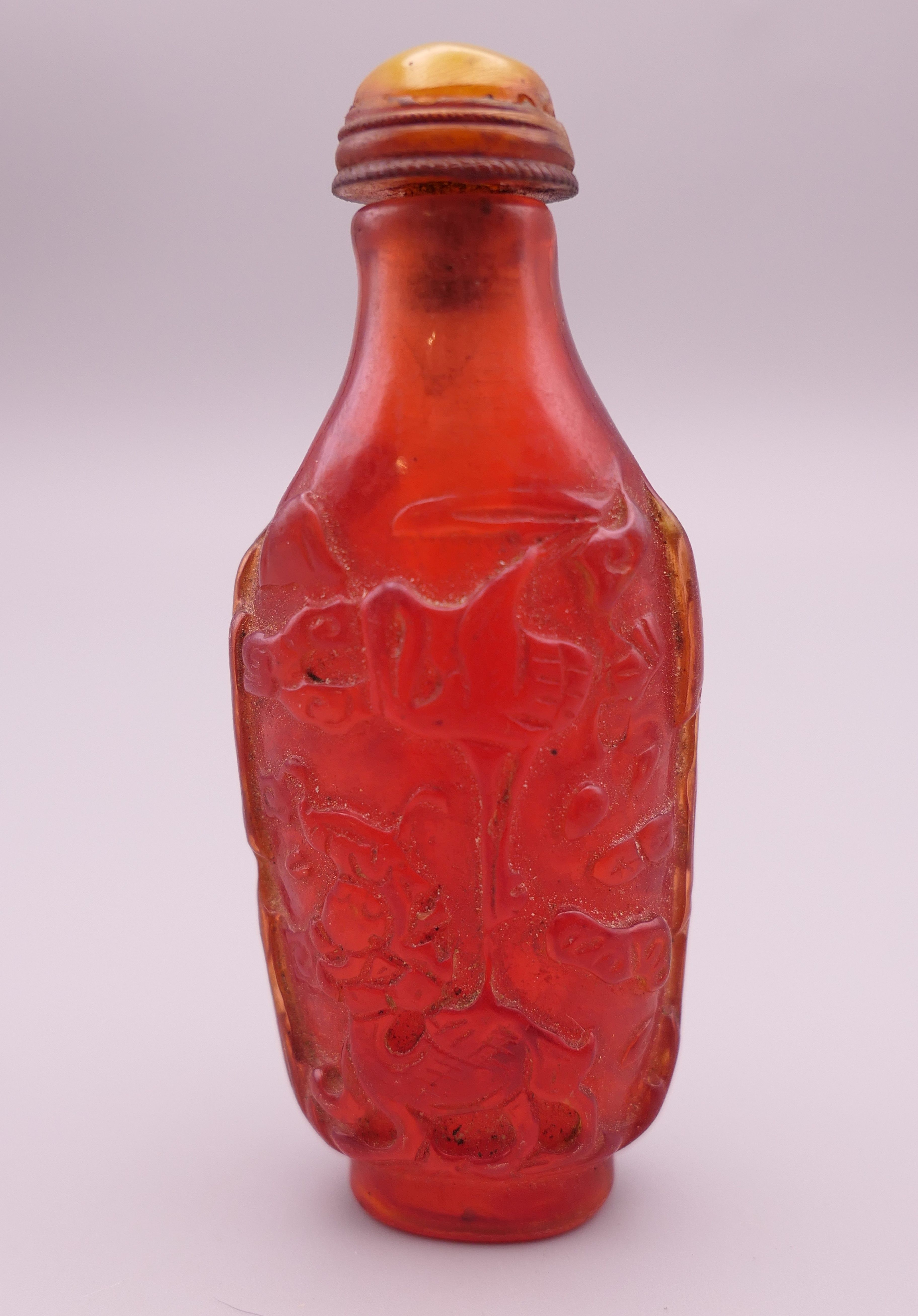 A snuff bottle. 8.5 cm high. - Image 2 of 4