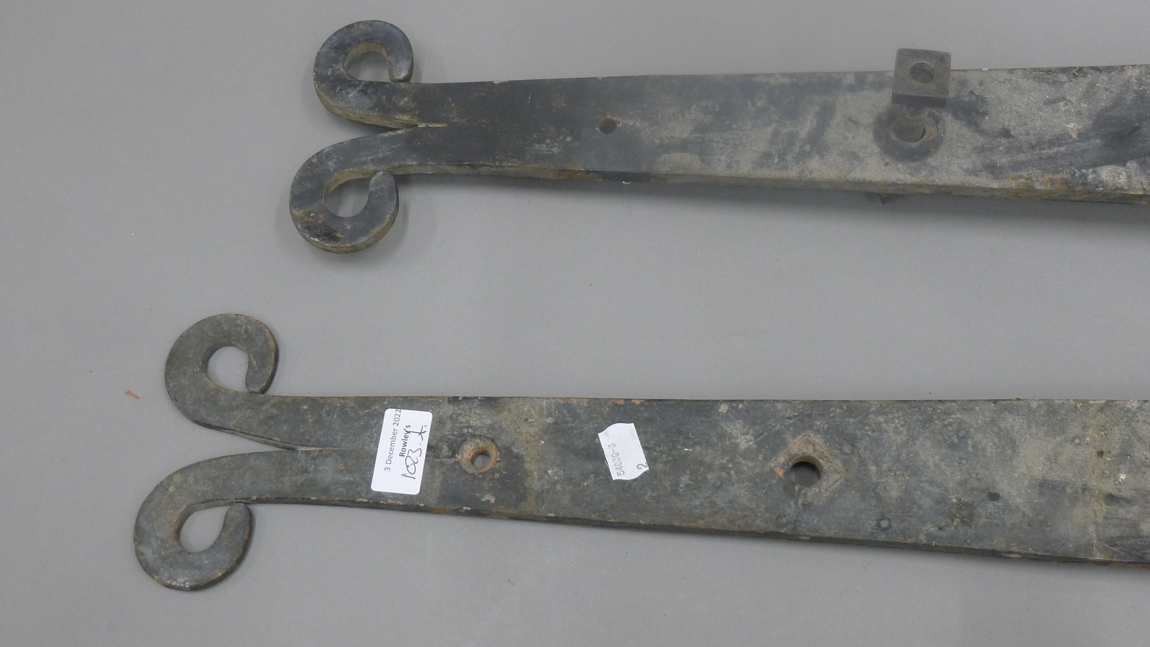A set of iron hinges and handles. Removed from St Mary's Church, Ely. - Image 2 of 4
