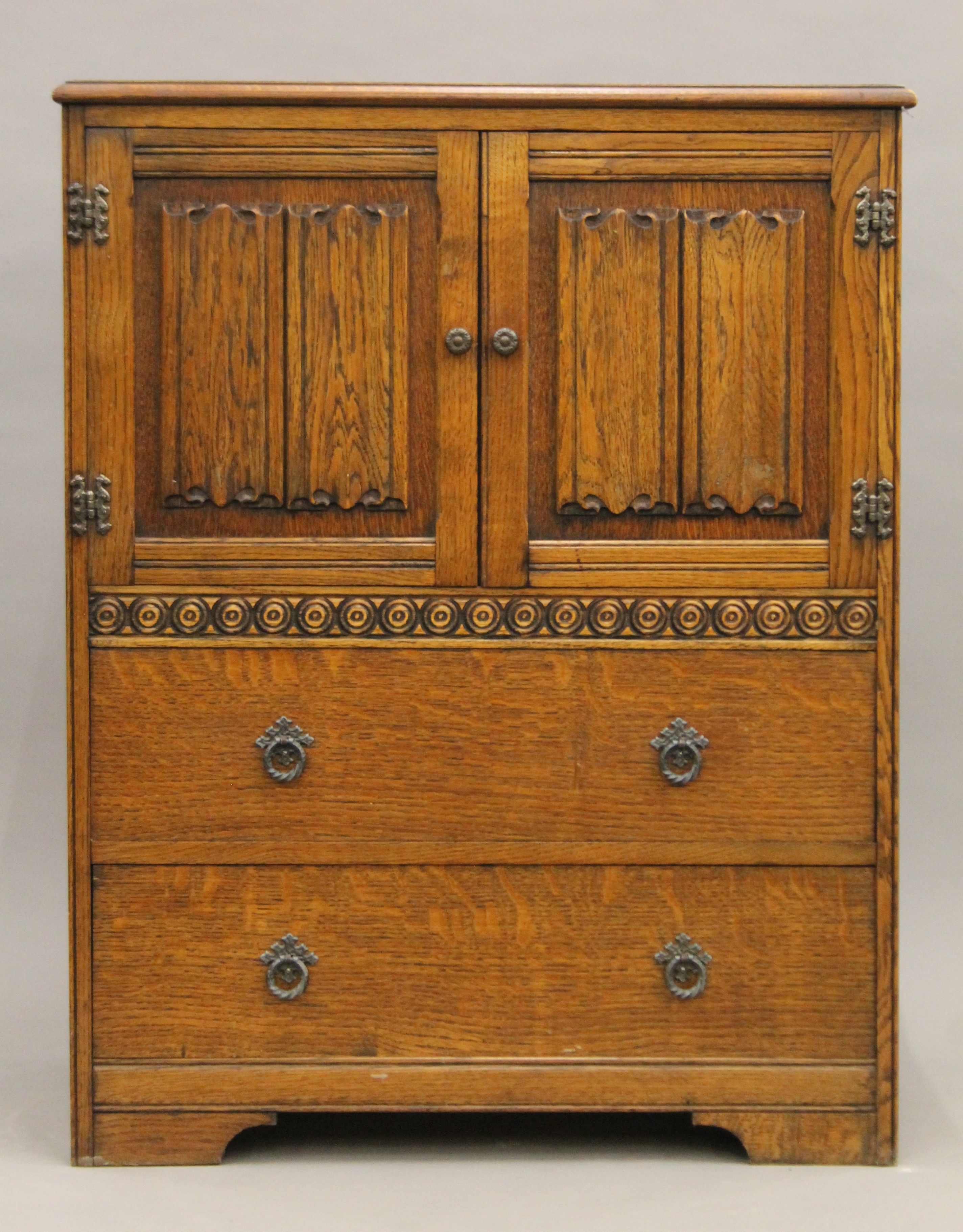 A mid-20th century oak veneered hall wardrobe and matching side cabinet. The former 177 cm high. - Image 7 of 10