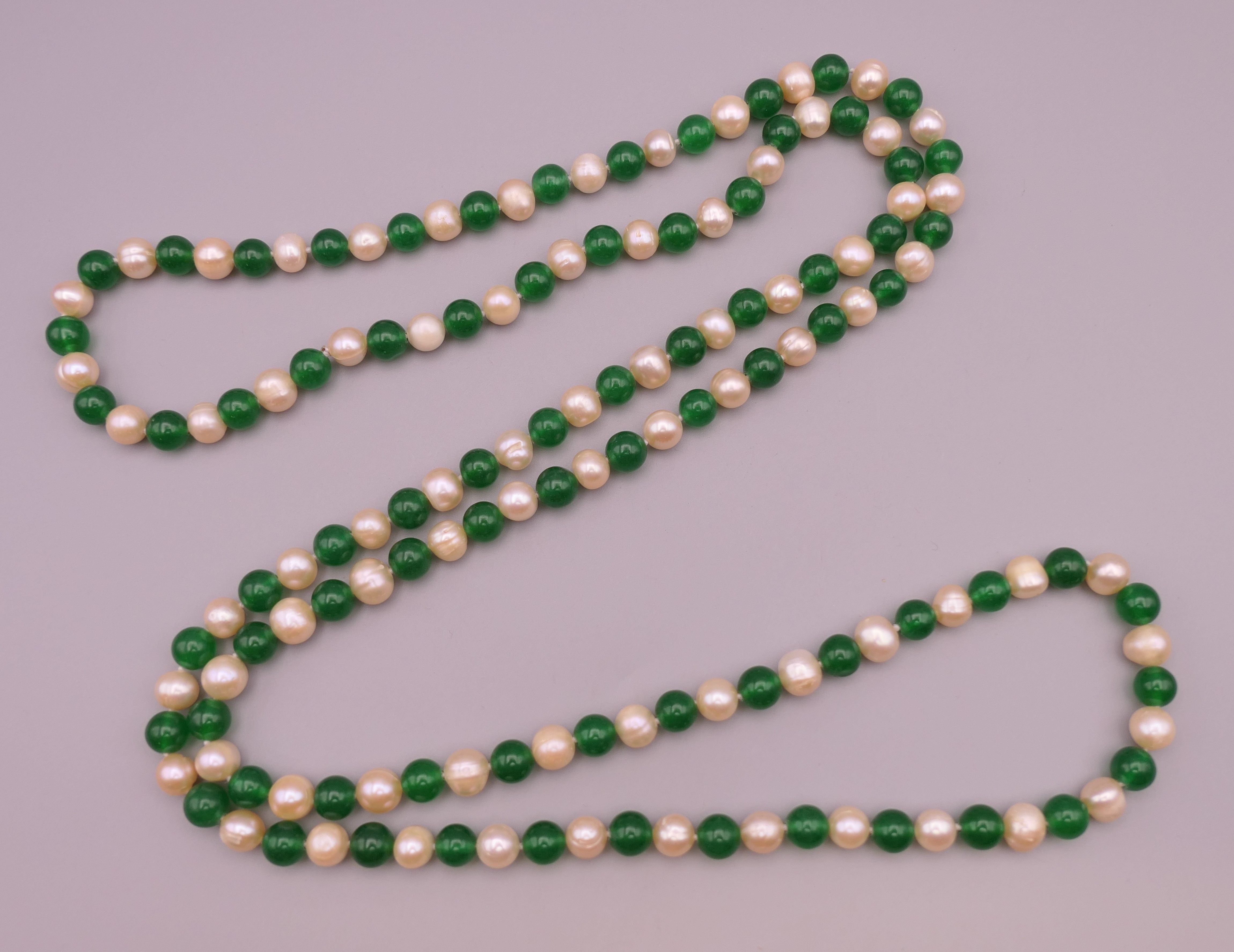 A jade and pearl necklace. Approximately 120 cm long.