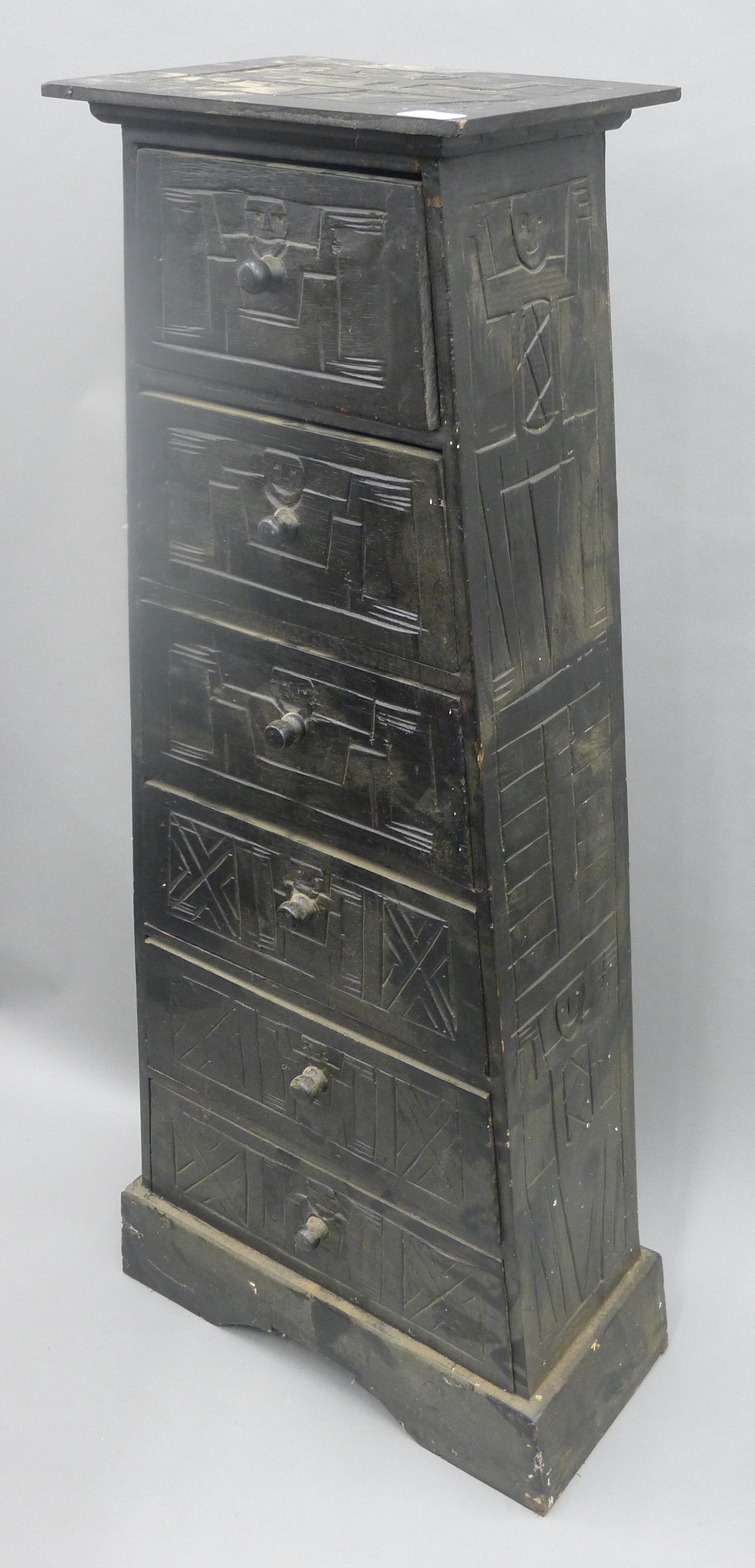 A bank of pyramidal drawers. 117 cm high. - Image 2 of 5