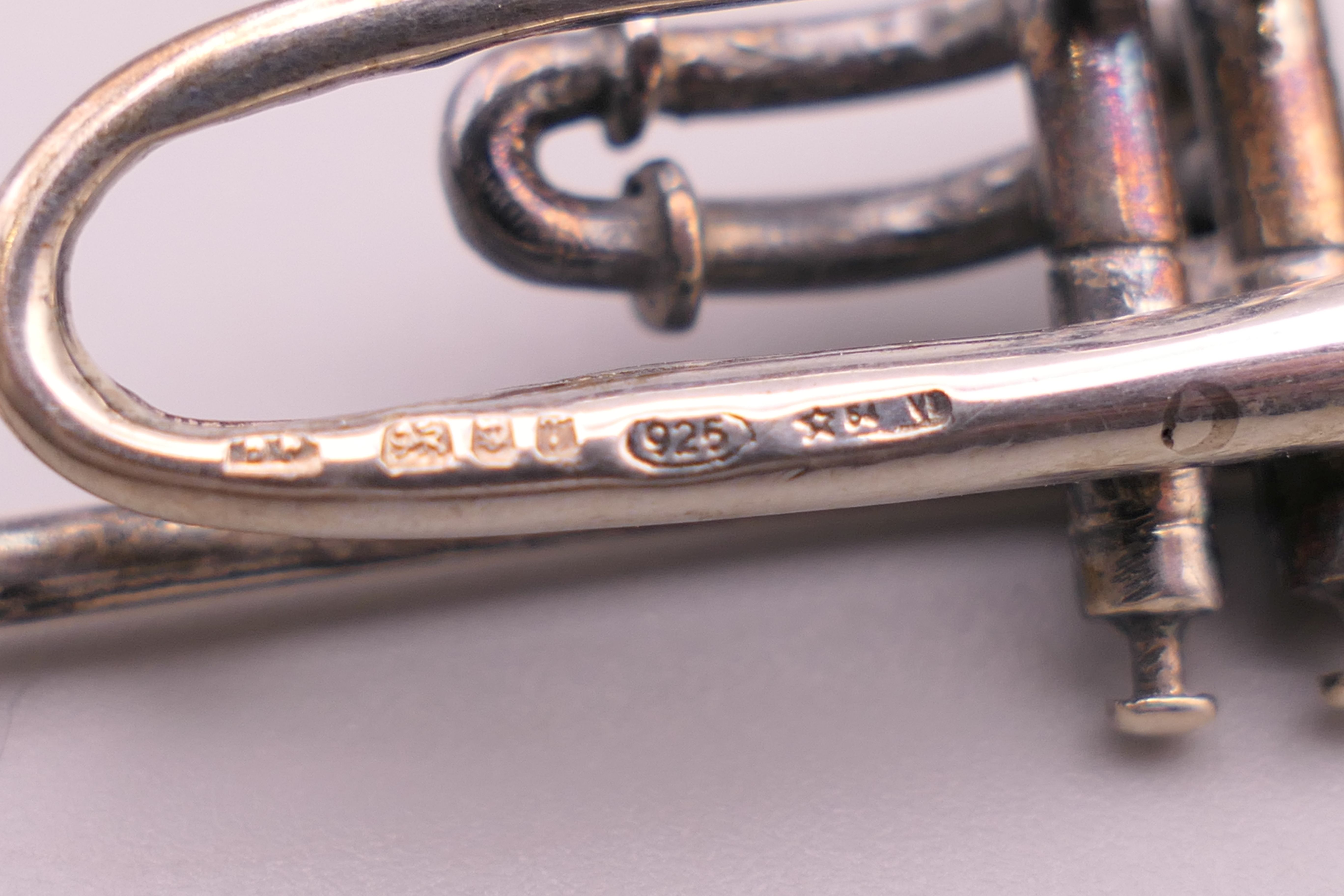 A miniature silver model of a trumpet, hallmarked for London 1993. 7.5 cm long. - Image 4 of 4