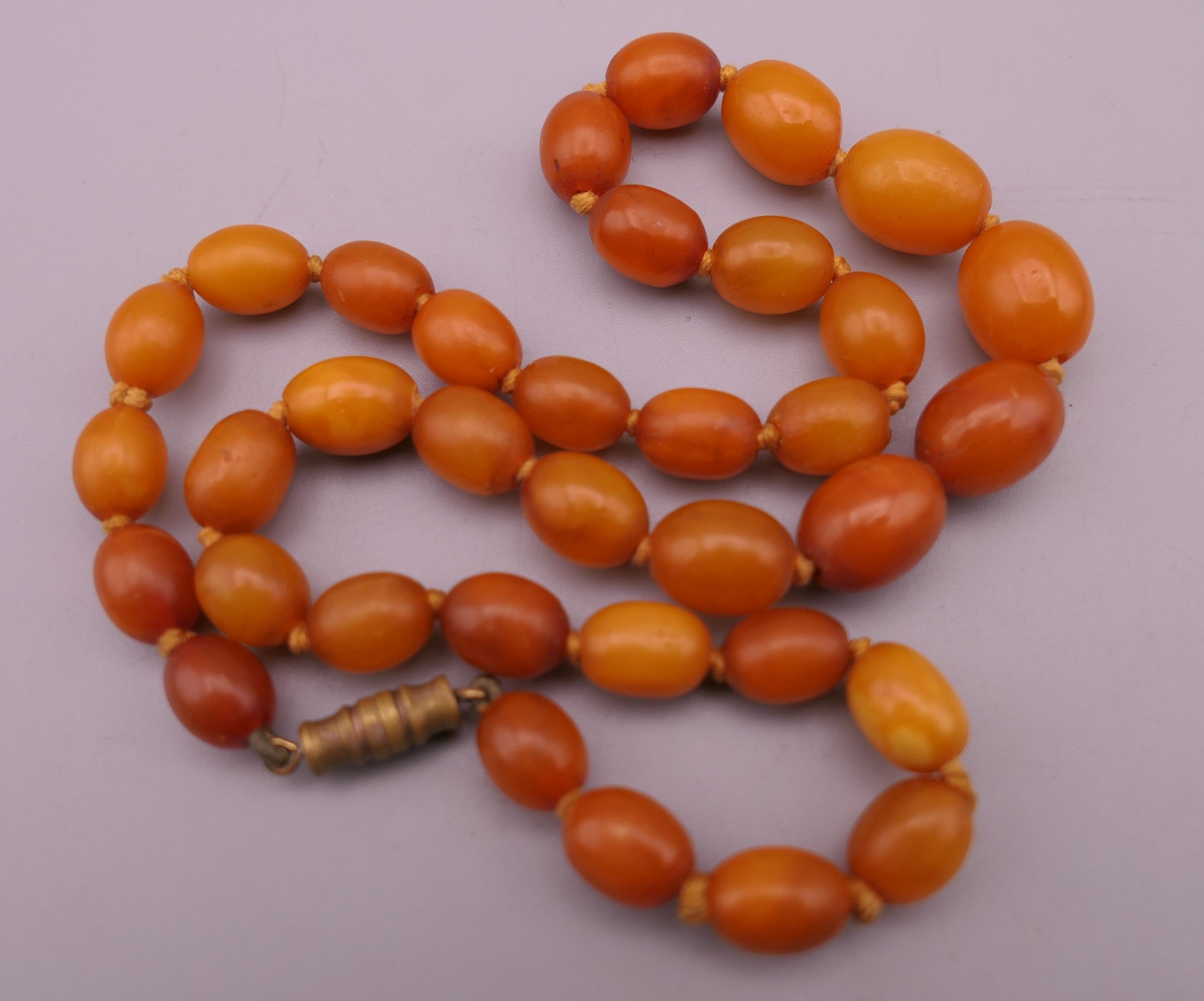 A single strand graduated butterscotch amber bead necklace (beads ranging from 12.7 mm to 16. - Image 5 of 7