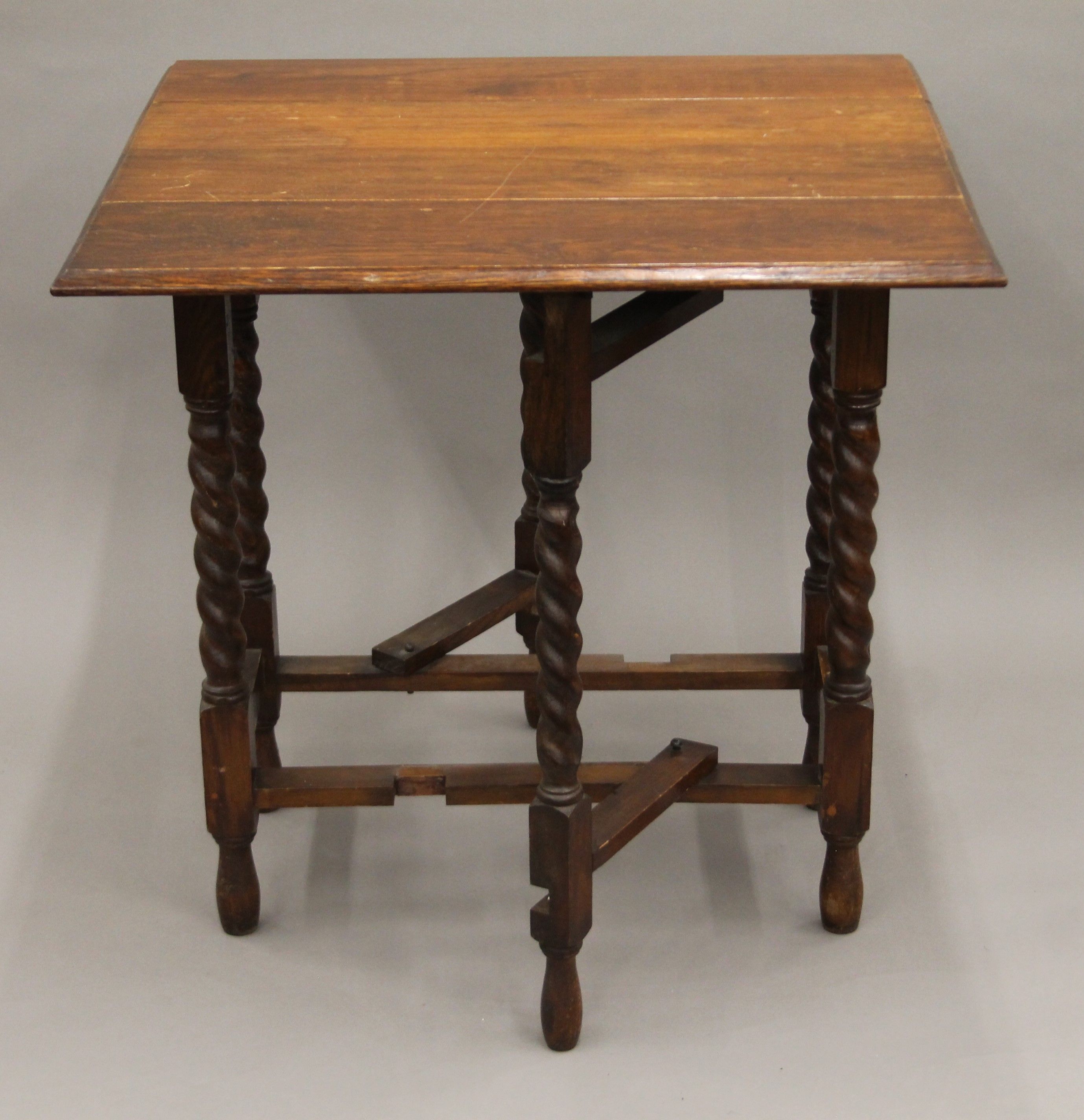 An oak barley twist gate leg drop-leaf table. 76 cm long. - Image 3 of 5