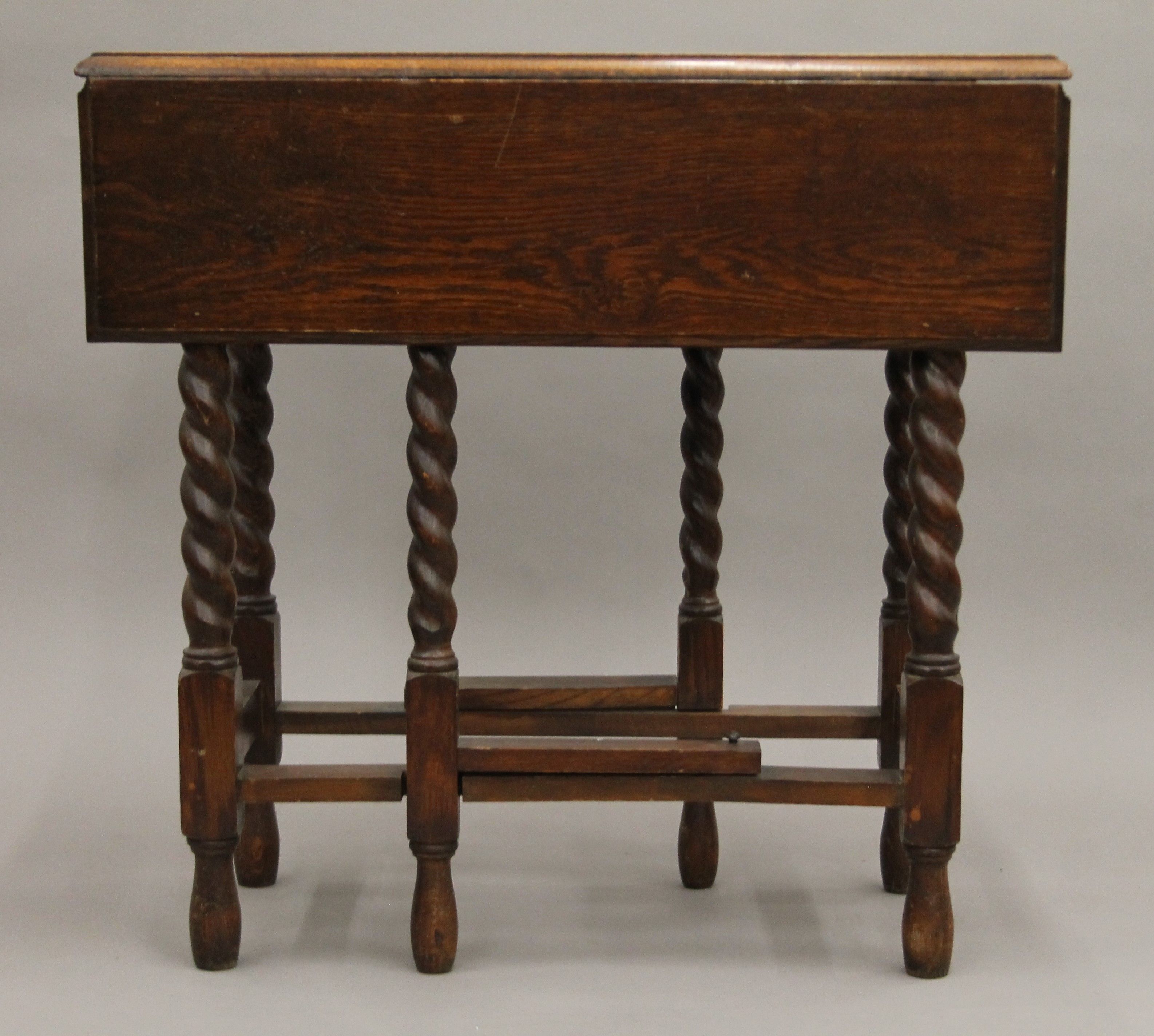 An oak barley twist gate leg drop-leaf table. 76 cm long. - Image 2 of 5