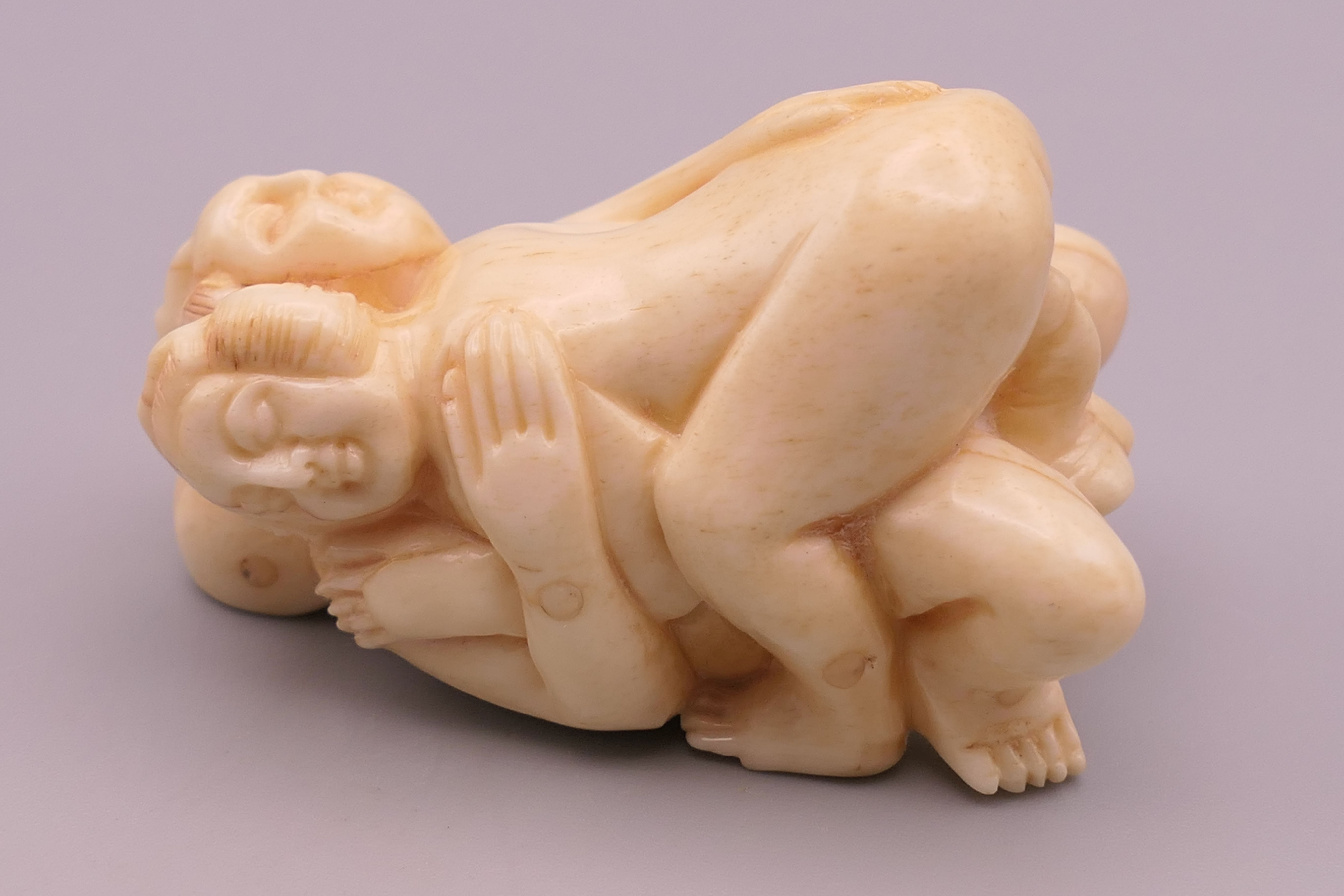 An erotic bone carving. 5 cm long. - Image 2 of 3