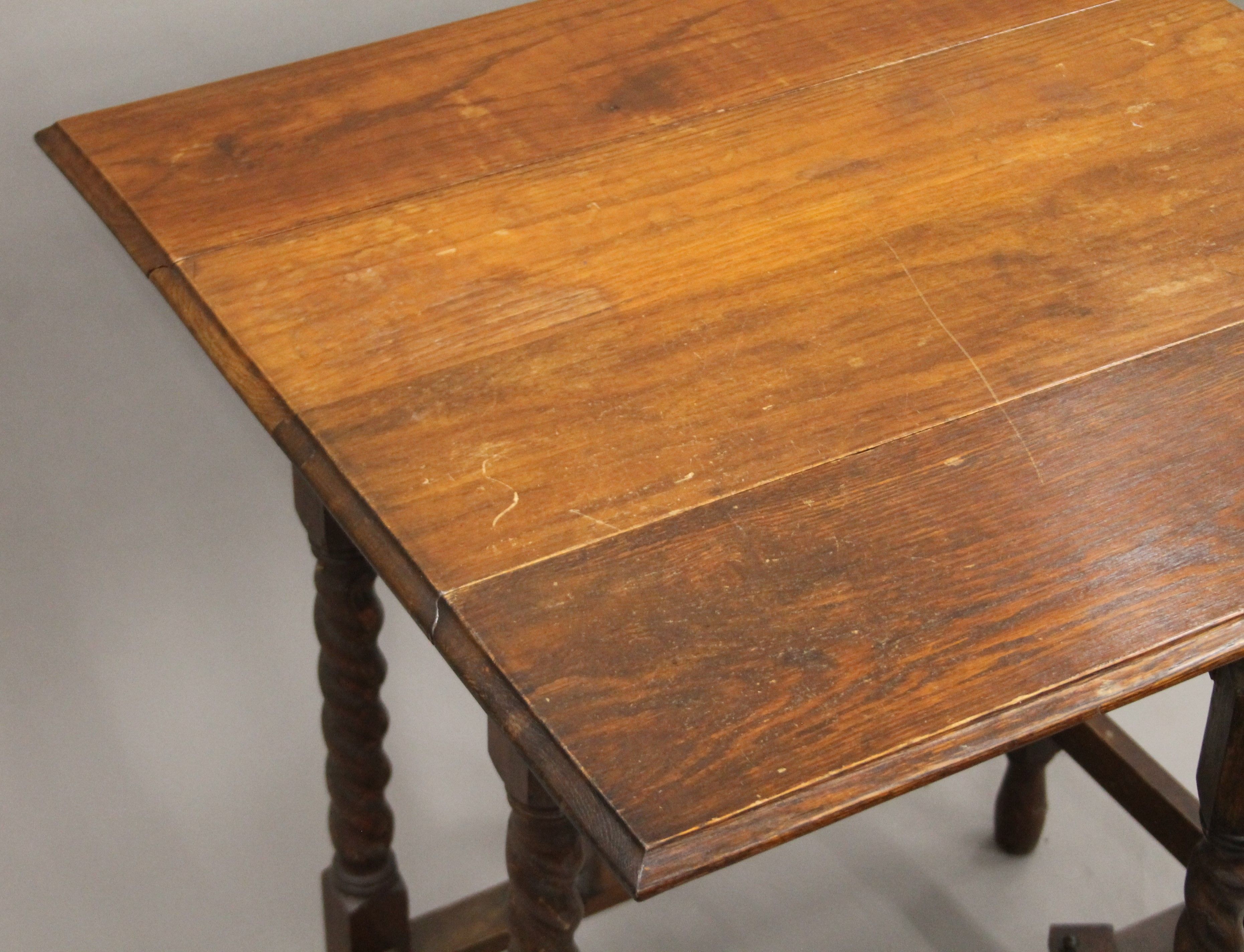 An oak barley twist gate leg drop-leaf table. 76 cm long. - Image 4 of 5