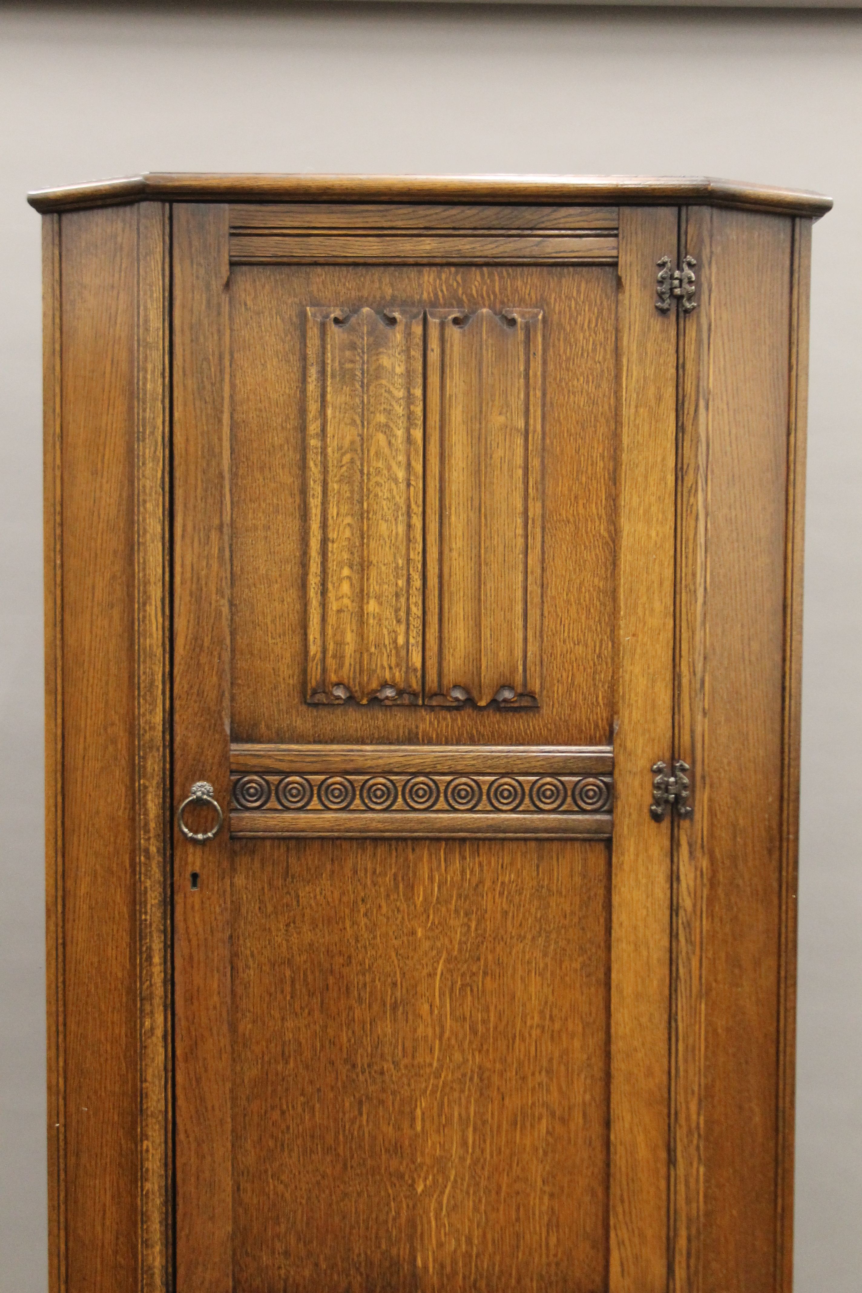 A mid-20th century oak veneered hall wardrobe and matching side cabinet. The former 177 cm high. - Image 2 of 10