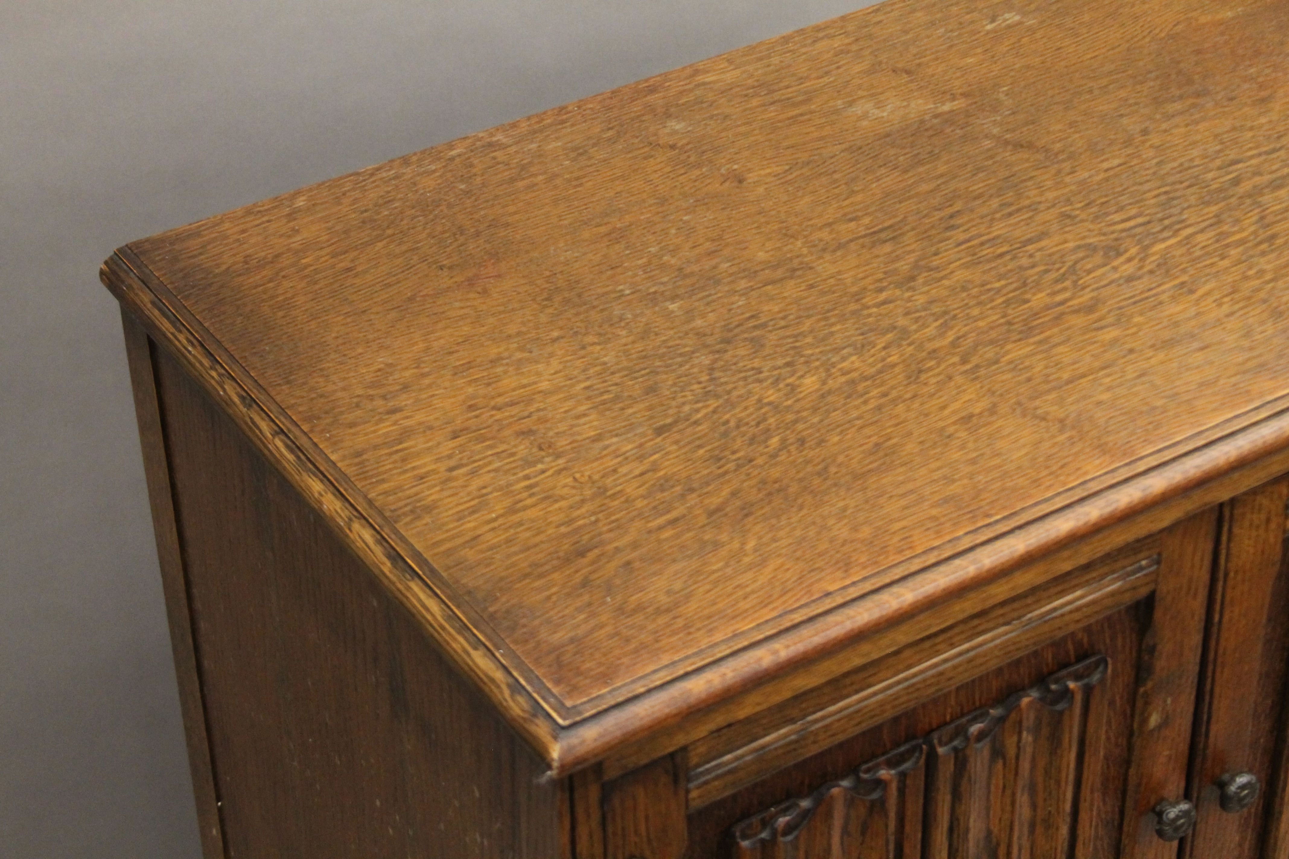 A mid-20th century oak veneered hall wardrobe and matching side cabinet. The former 177 cm high. - Image 8 of 10