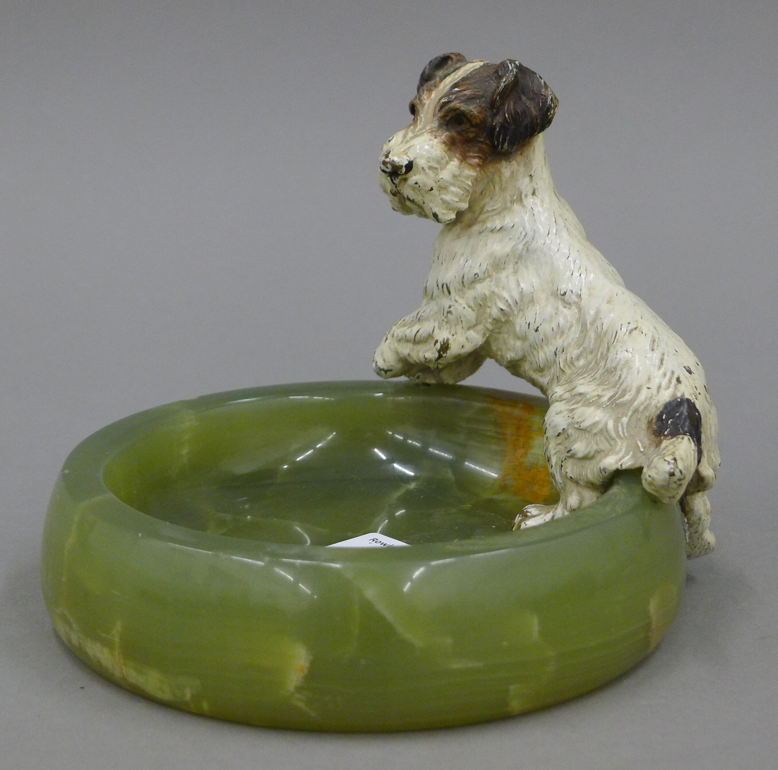 An onyx ash tray surmounted with a cold painted model of a terrier. 12 cm high overall. - Image 2 of 4