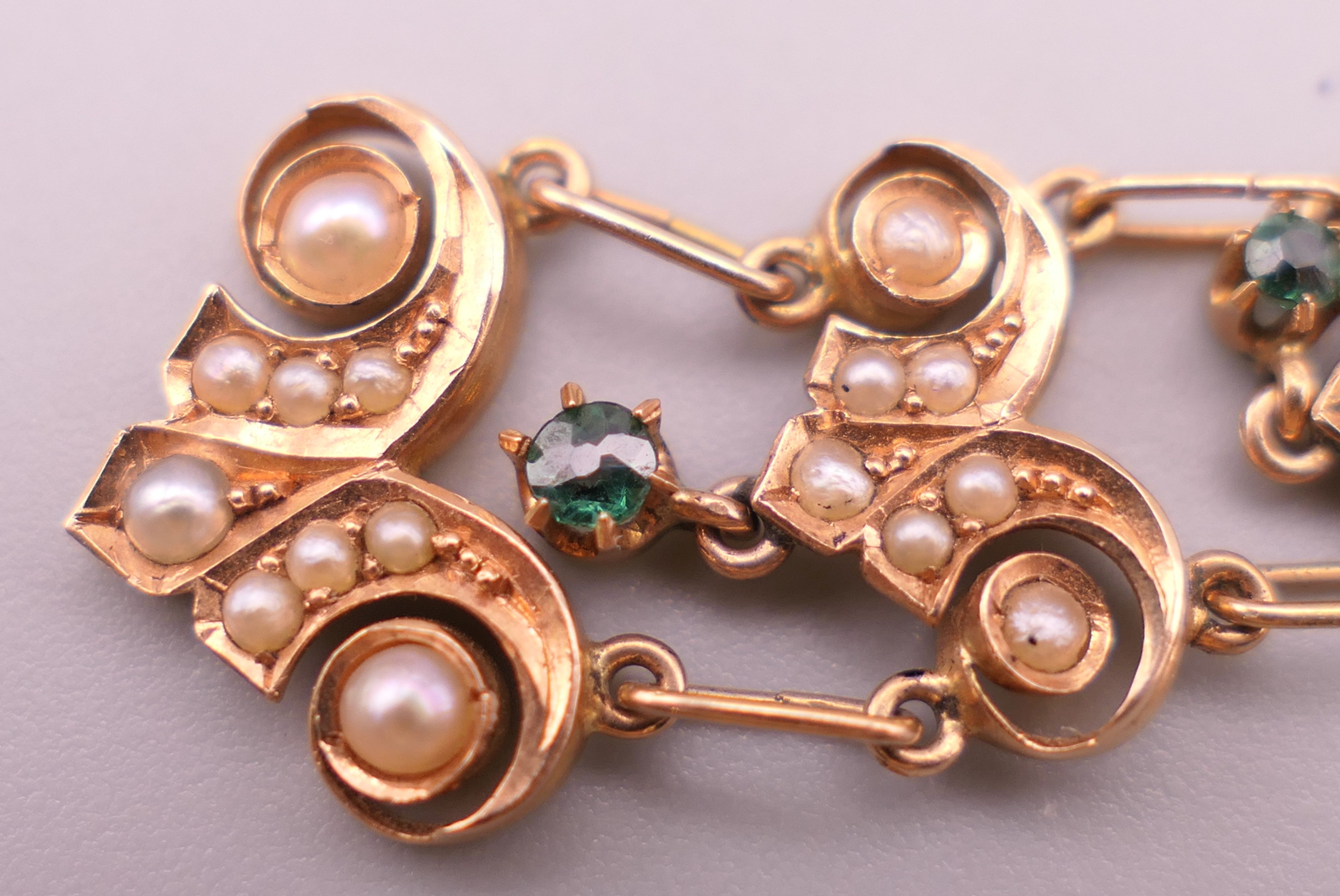 An Edwardian gold, emerald and seed pearl pendant. 4.5 cm high. 2.7 grammes total weight. - Image 3 of 5