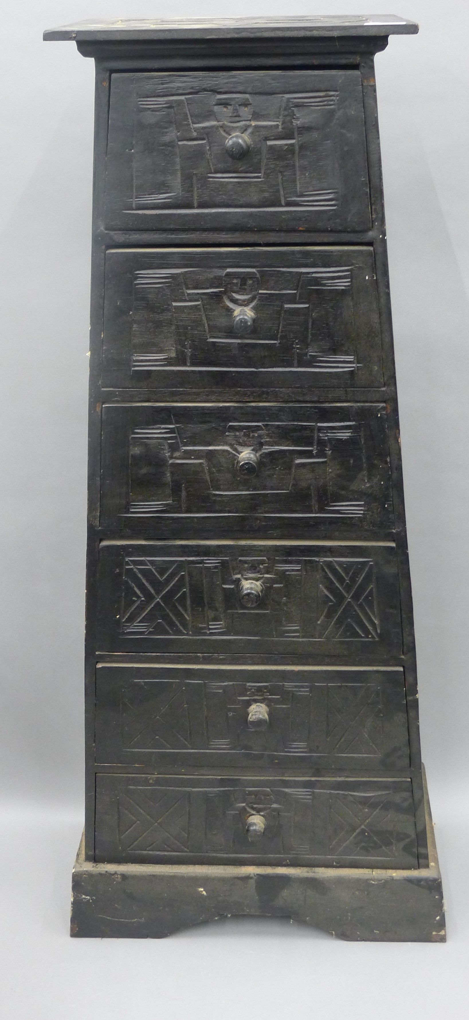 A bank of pyramidal drawers. 117 cm high.