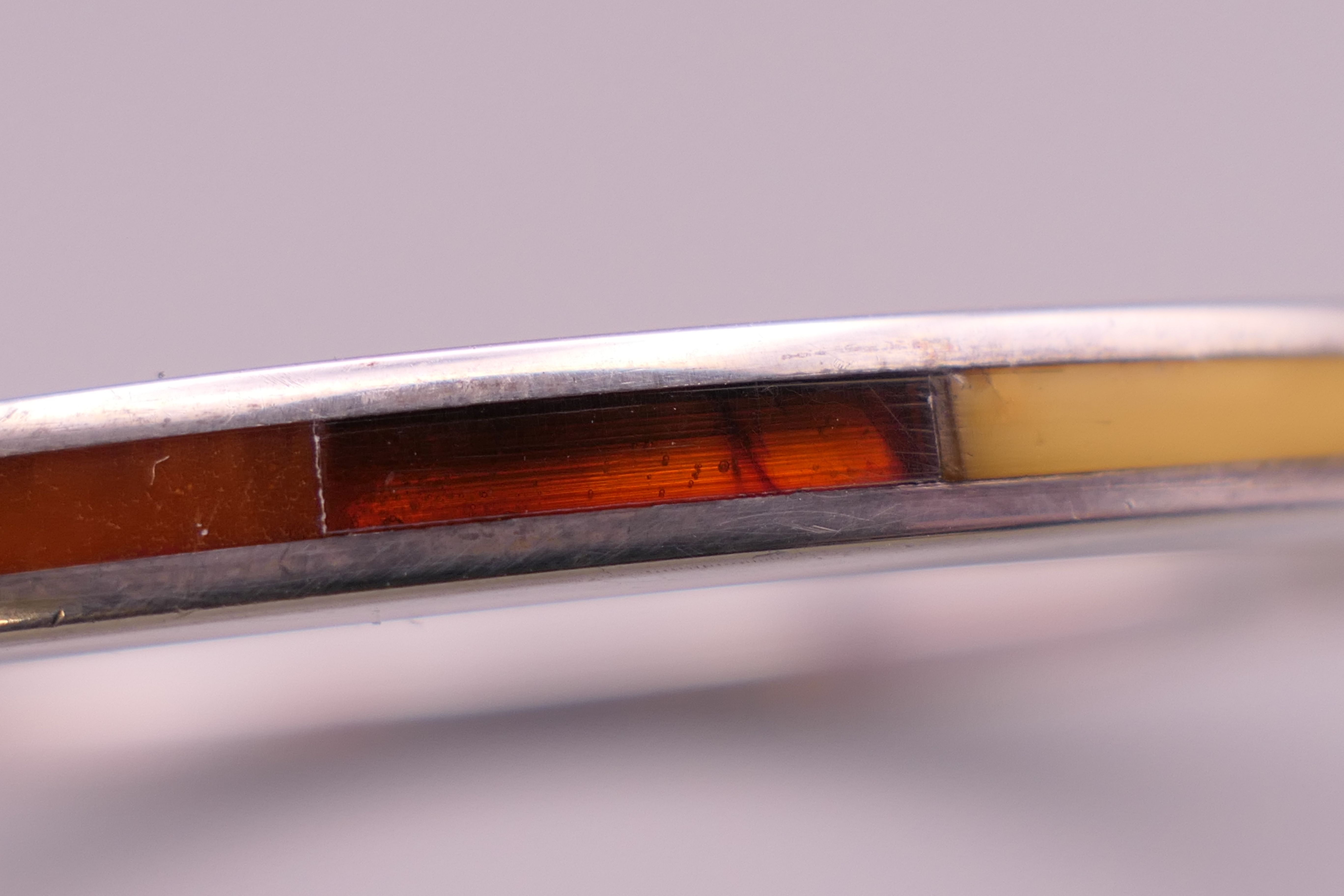 A silver and amber bangle. 7.5 cm inner diameter. - Image 3 of 4
