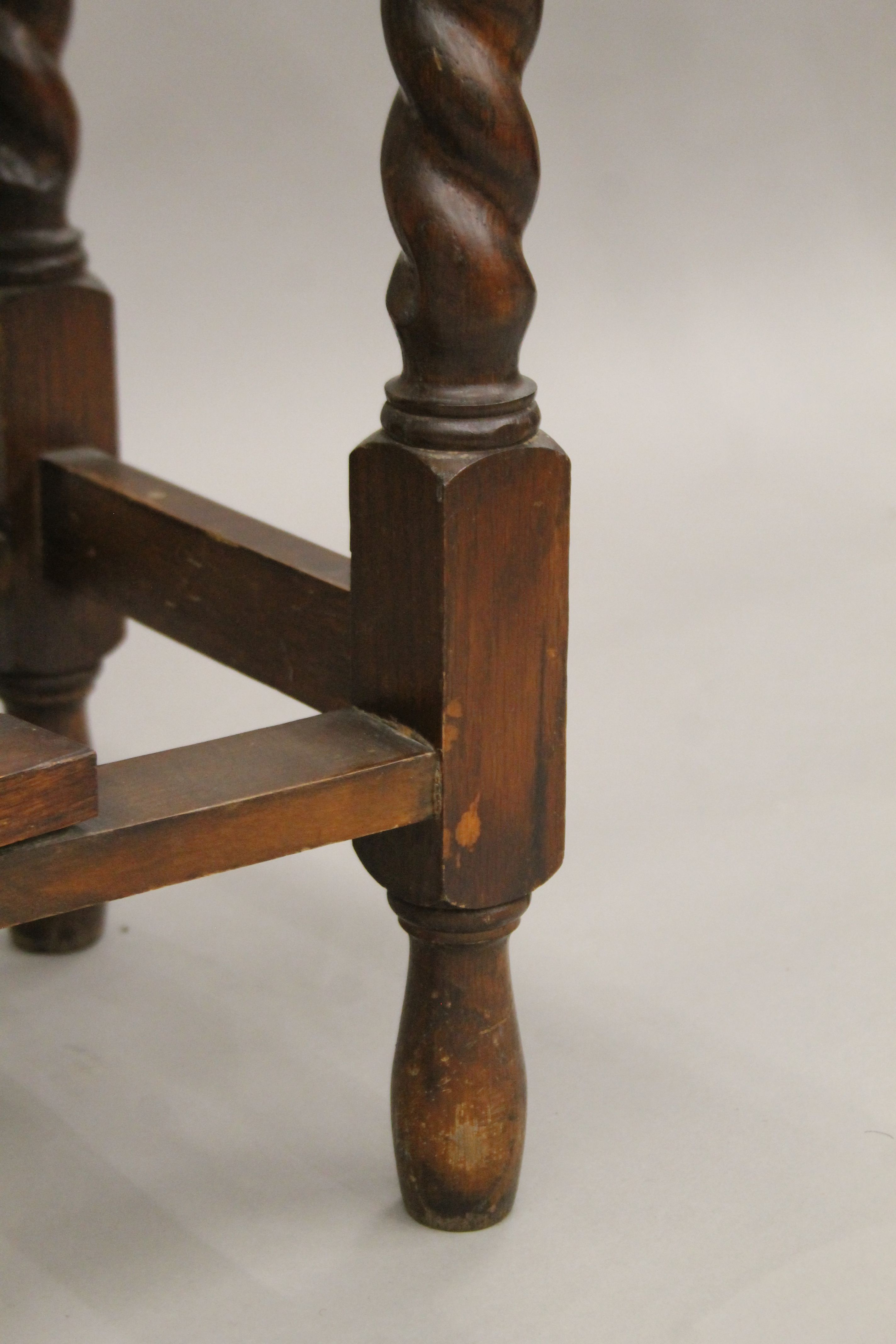 An oak barley twist gate leg drop-leaf table. 76 cm long. - Image 5 of 5