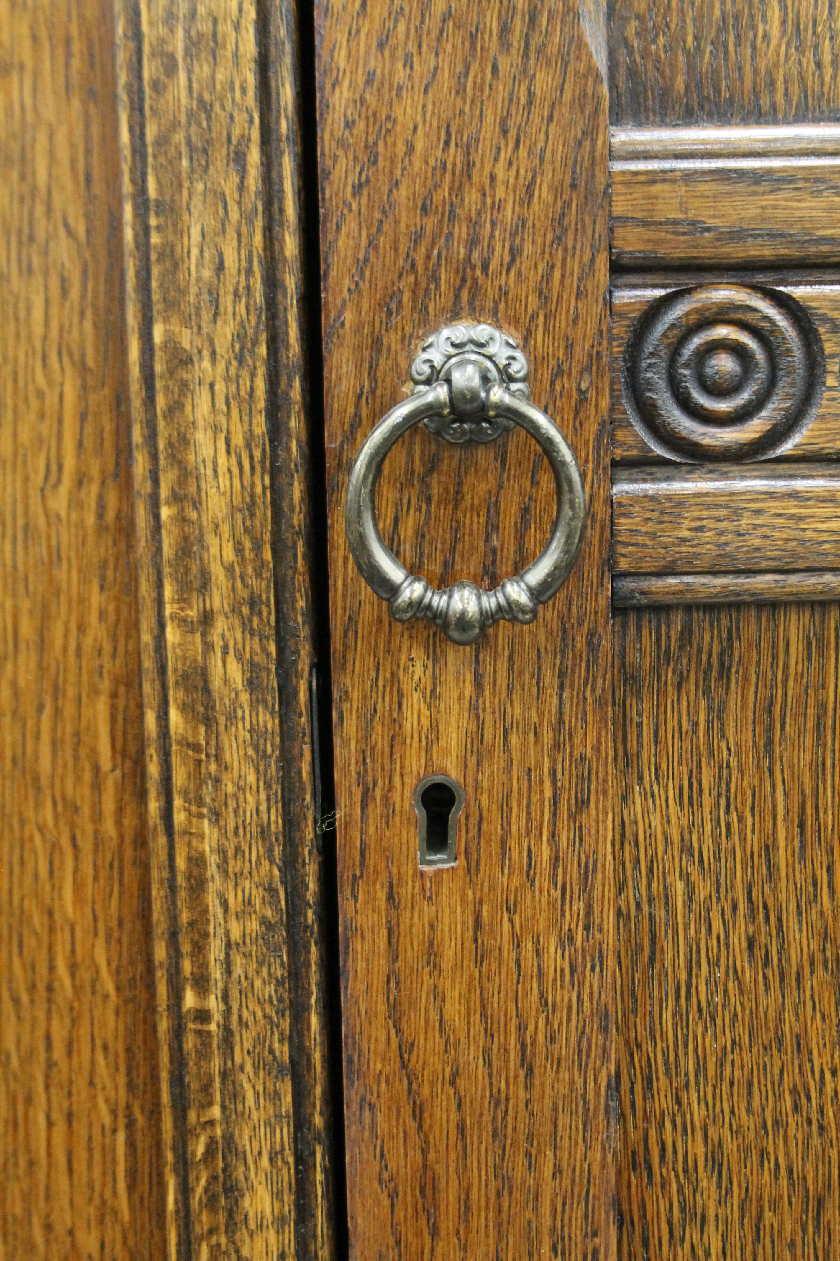 A mid-20th century oak veneered hall wardrobe and matching side cabinet. The former 177 cm high. - Image 4 of 10