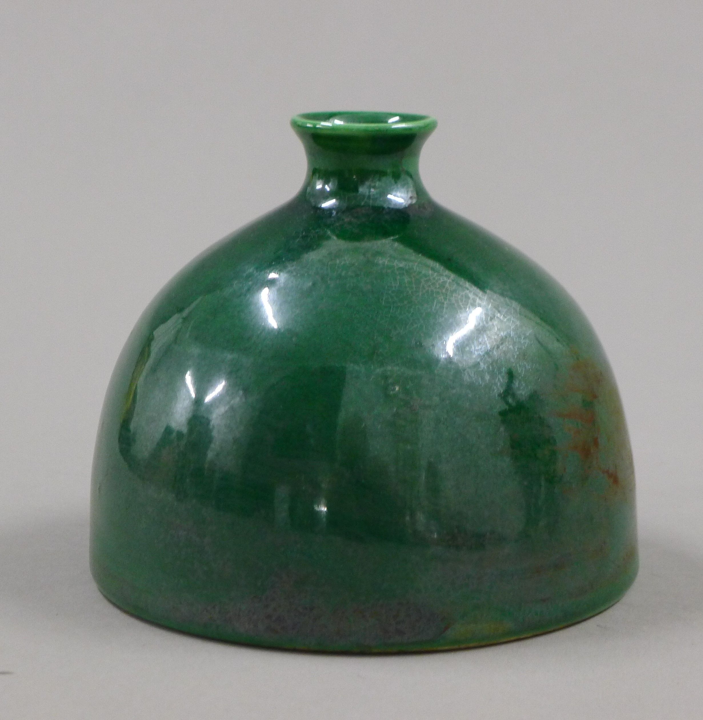 A Chinese green porcelain brush pot. 9.5 cm high. - Image 2 of 4