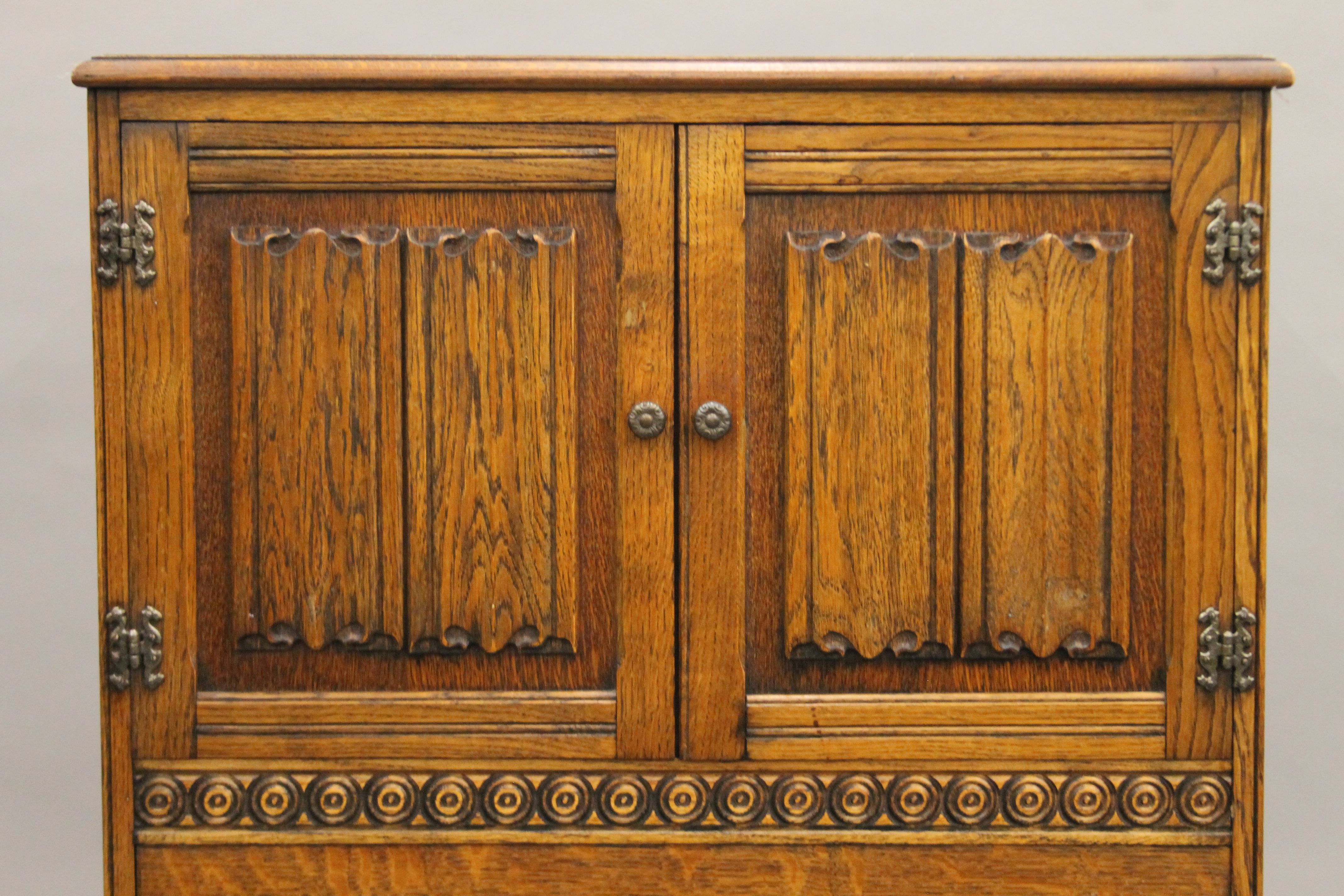 A mid-20th century oak veneered hall wardrobe and matching side cabinet. The former 177 cm high. - Image 9 of 10