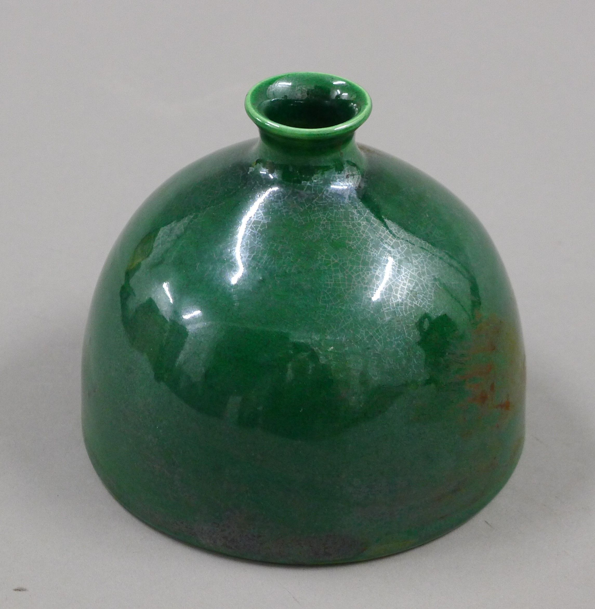 A Chinese green porcelain brush pot. 9.5 cm high.