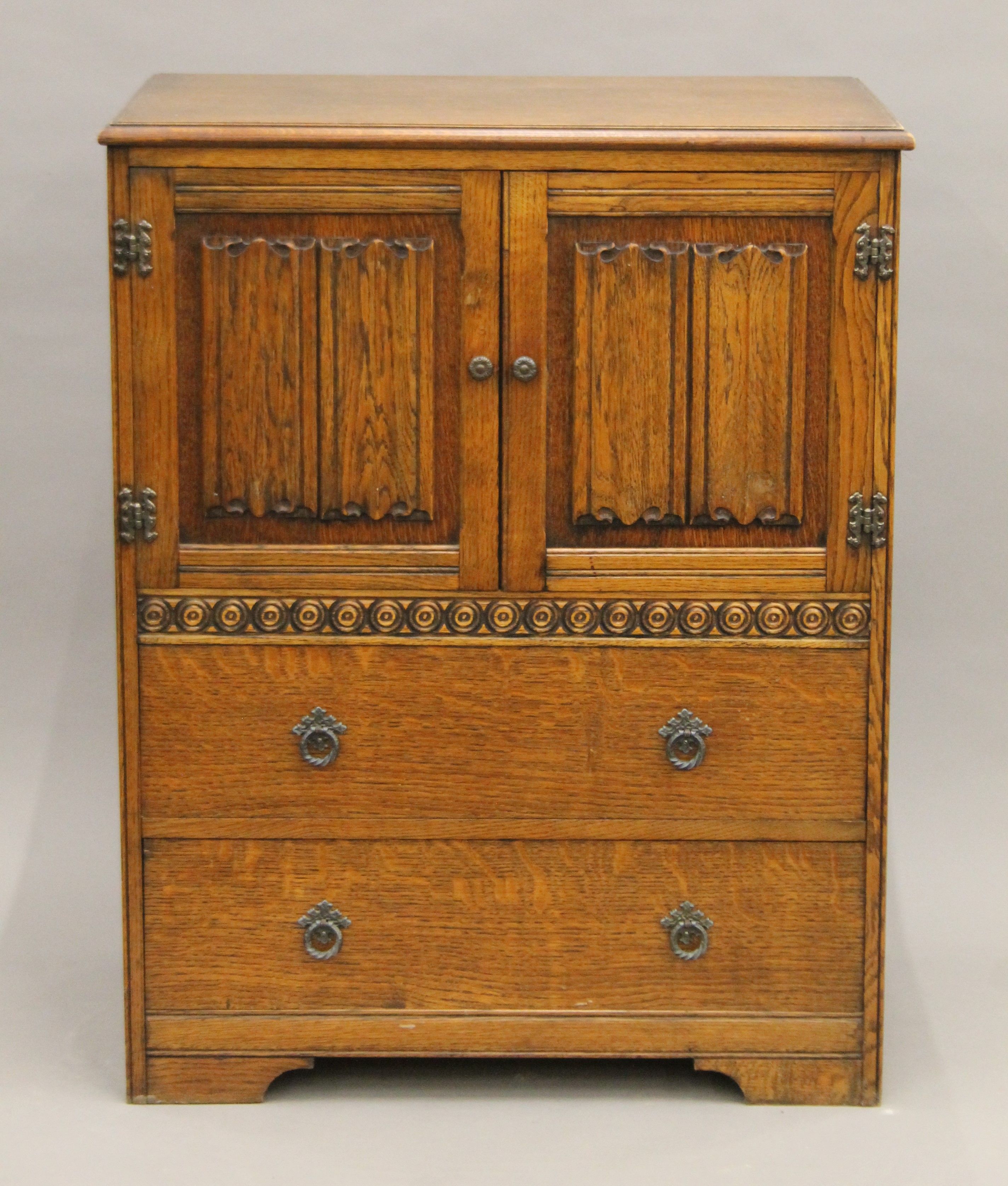 A mid-20th century oak veneered hall wardrobe and matching side cabinet. The former 177 cm high. - Image 6 of 10