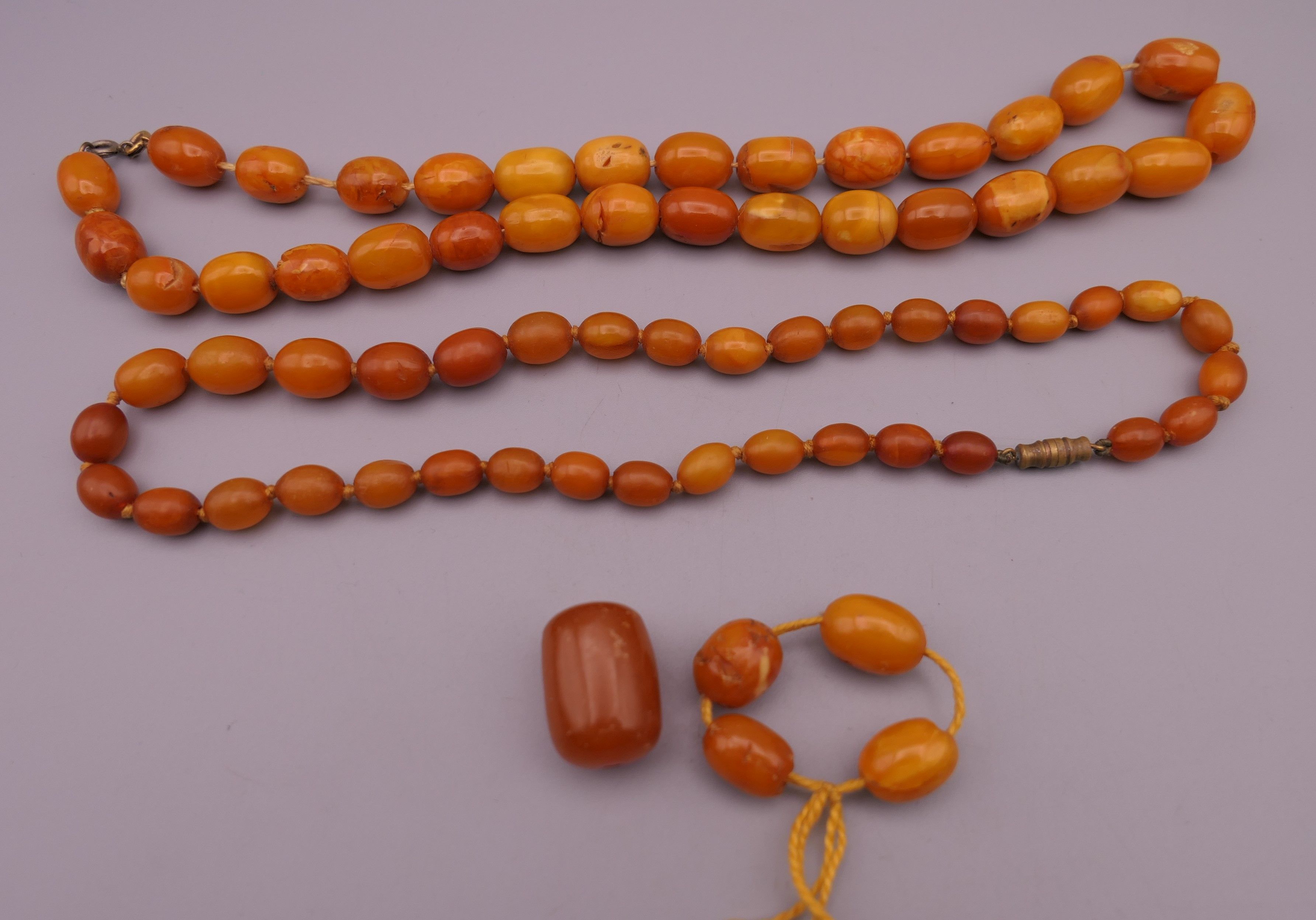 A single strand graduated butterscotch amber bead necklace (beads ranging from 12.7 mm to 16.