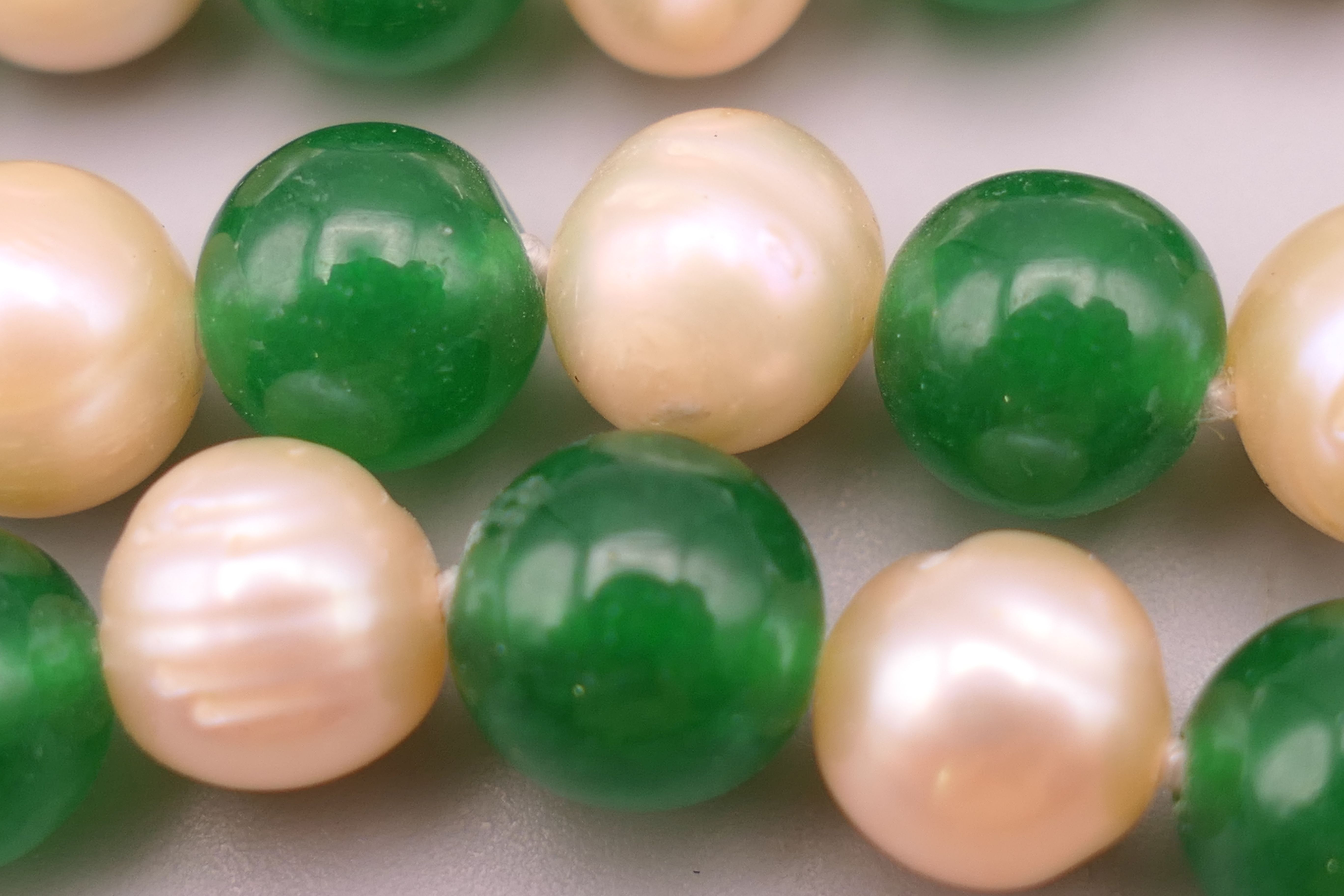A jade and pearl necklace. Approximately 120 cm long. - Image 3 of 3