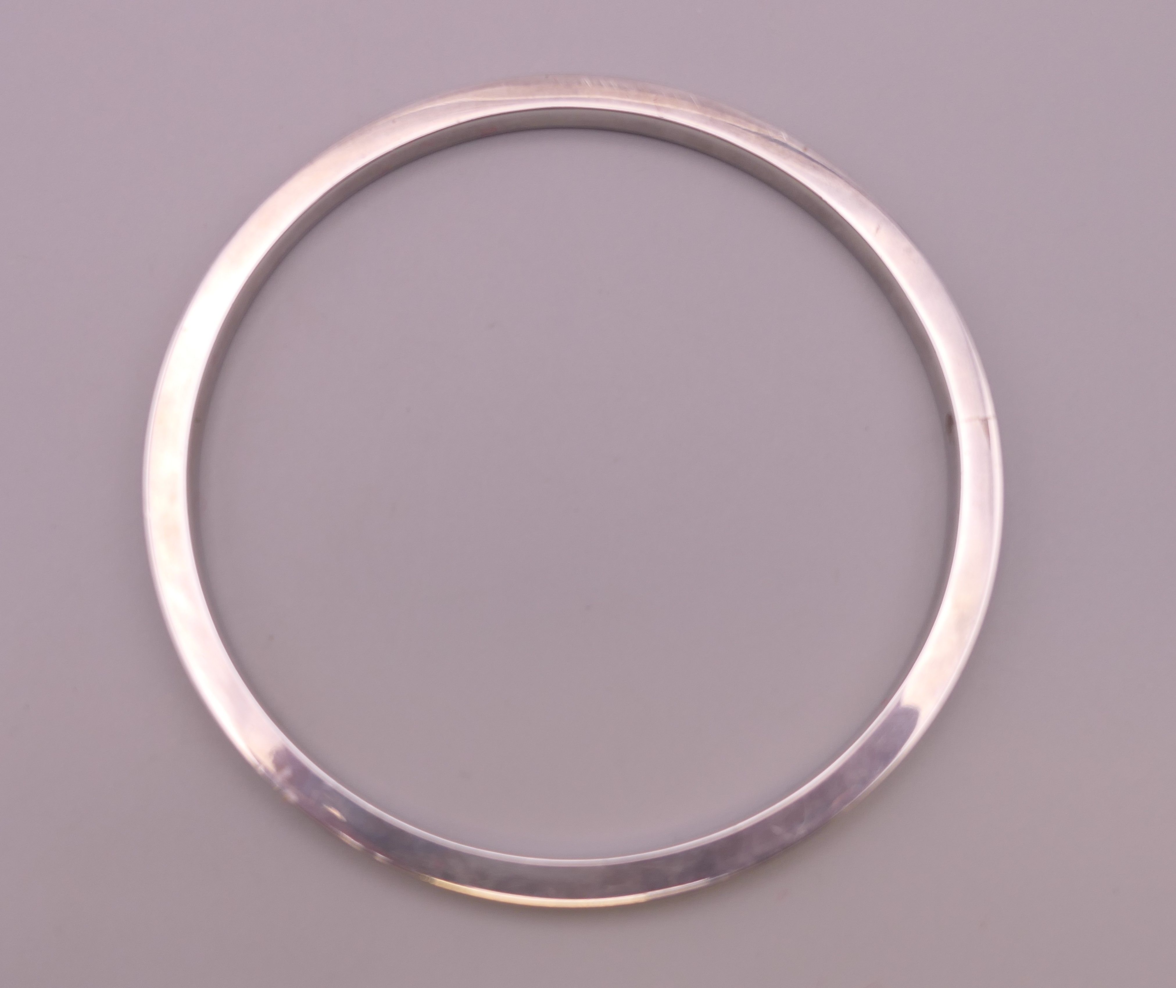 A silver and amber bangle. 7.5 cm inner diameter. - Image 2 of 4