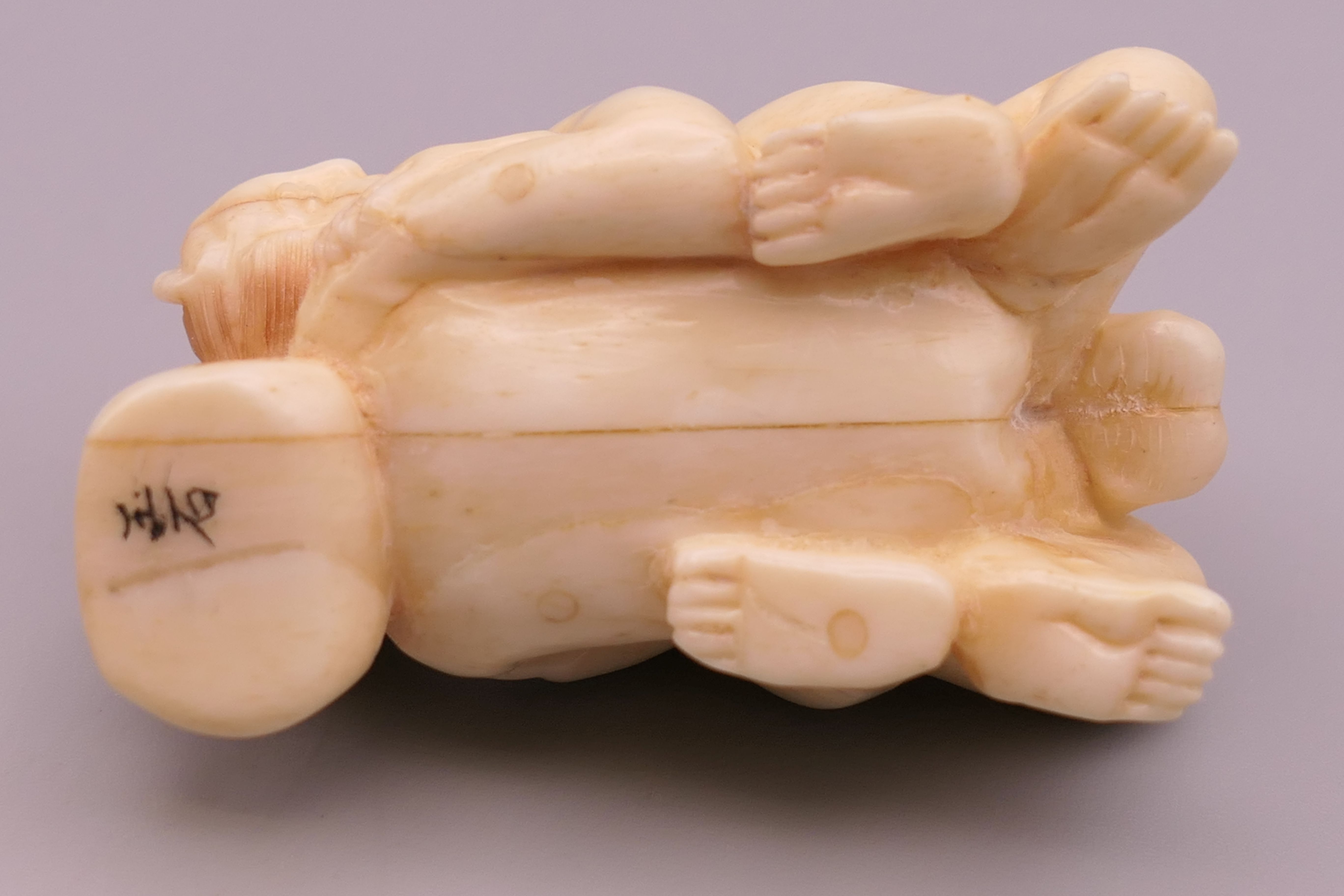 An erotic bone carving. 5 cm long. - Image 3 of 3
